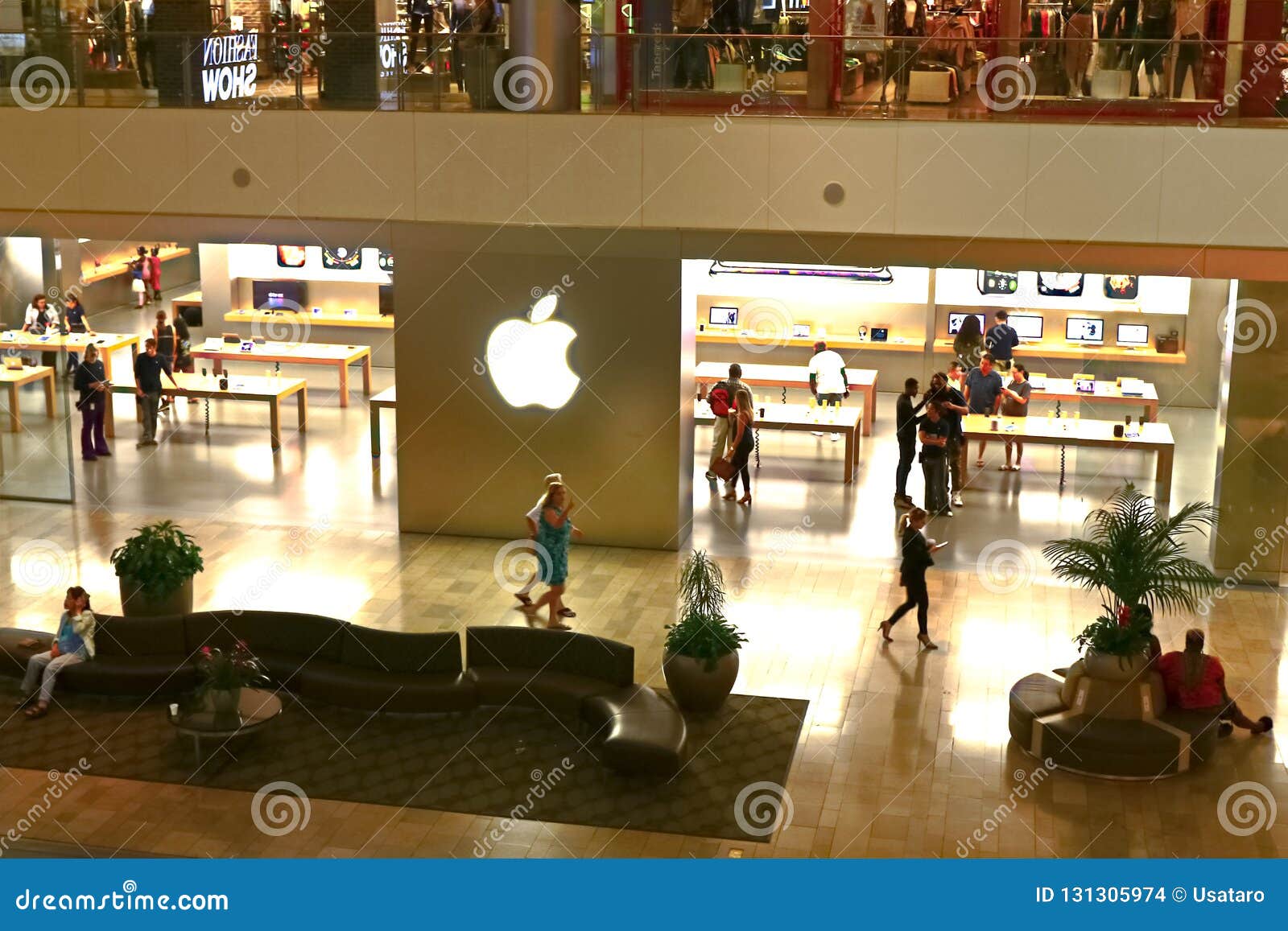 People entering the Apple Store, The Fashion Show Mall, Las Vegas