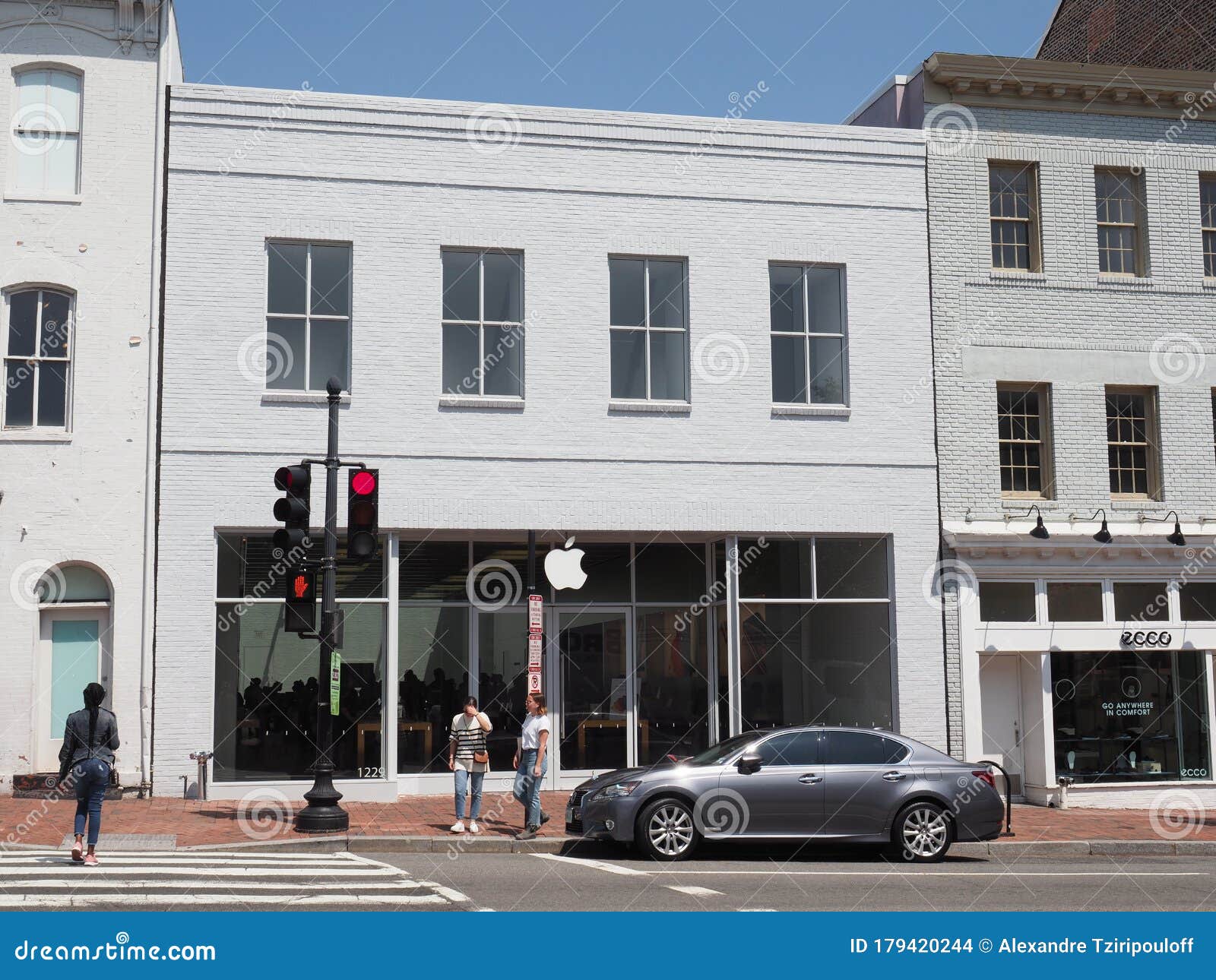 Apple Store editorial stock image. Image of people 179420244
