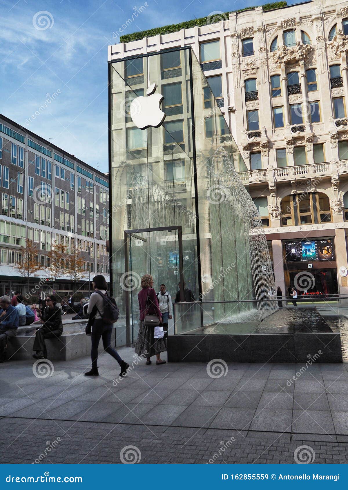 Apple Store Glass Box Entrance in Liberty Square Editorial Stock Image -  Image of consumer, landmark: 162855559