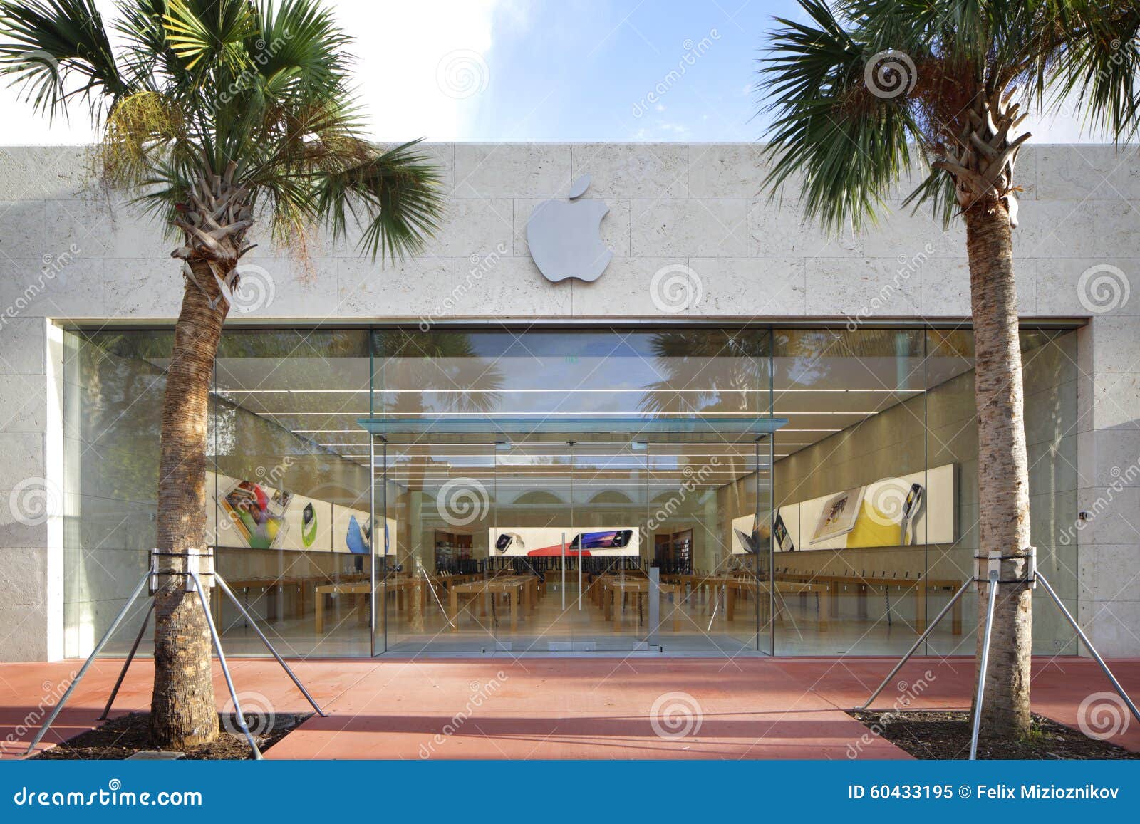 Miami Beach, FL, USA - September 19, 2021: Photo of Miami Beach Lincoln  Road Apple Store Stock Photo - Alamy