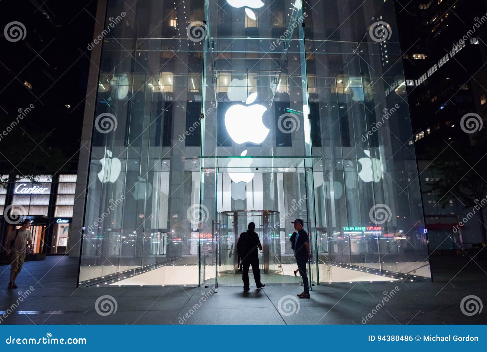 Apple Store on Fifth Avenue New York City, NY What To Do