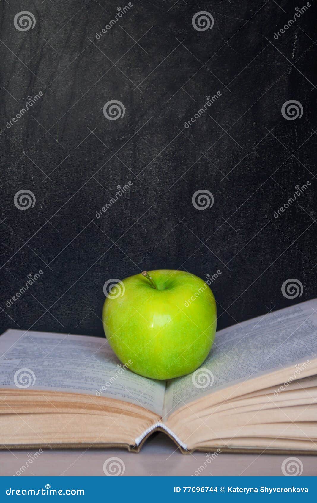 Apple und Bücher auf Schreibtischhintergrund