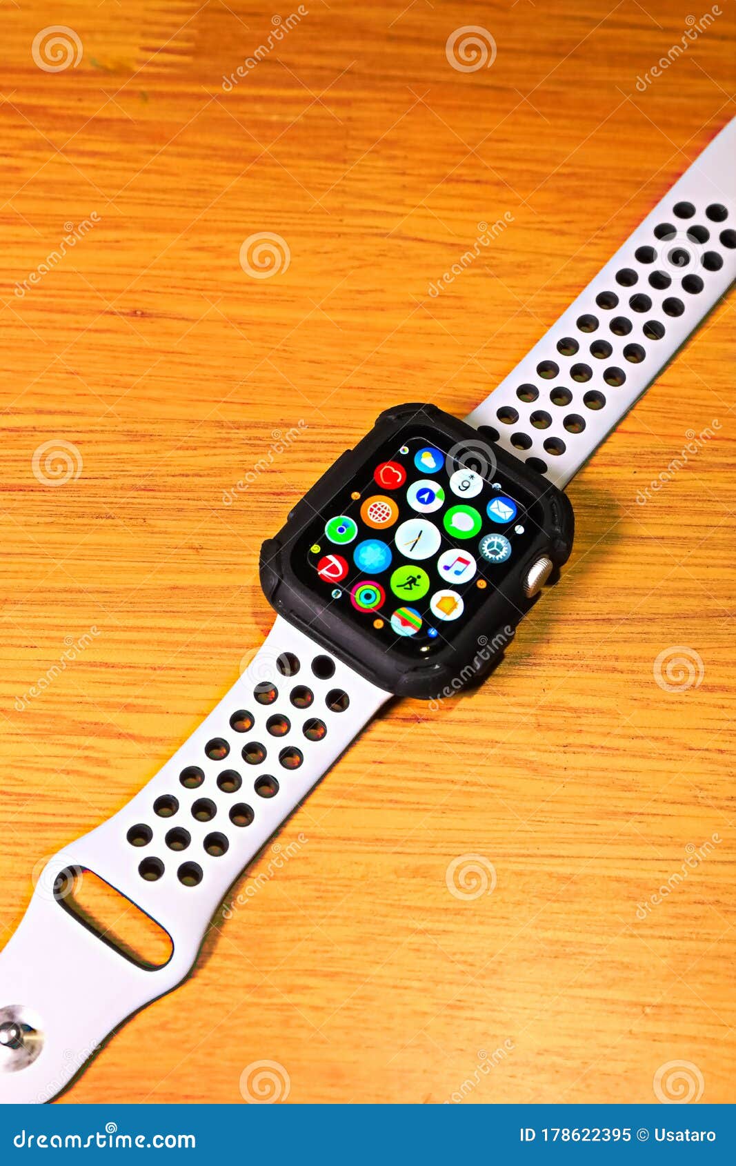 Apple Watch Series 5耐克版44毫米编辑类图片- 图片包括有社论, 犰狳: 178622395