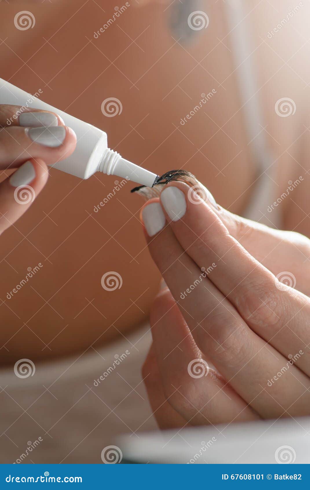 applying the glue on false lashes