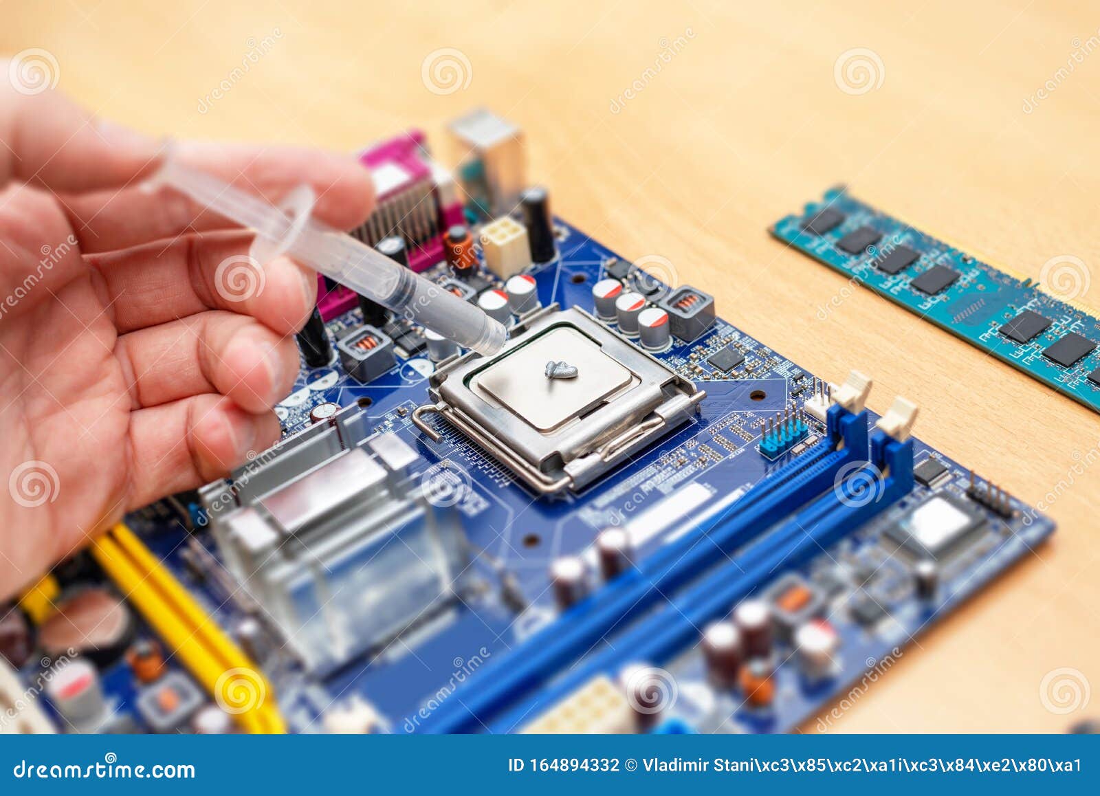 applying thermal paste applying thermal paste