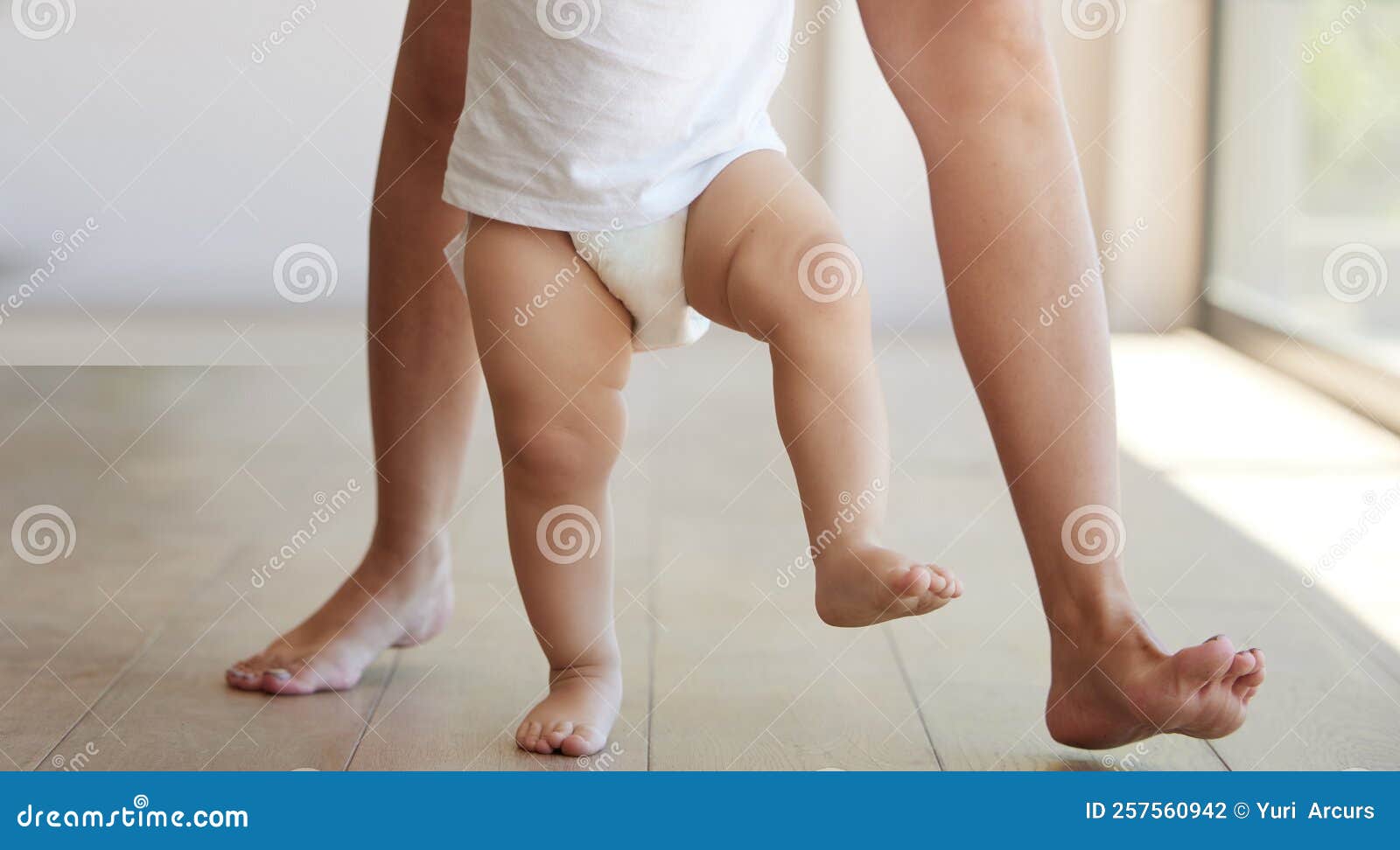 Apprentissage Du Bébé Et Marche Avec Un Enfant En Faisant Ses Premiers Pas  Avec Sa Mère Pour Apprendre à Marcher à La Maison. Pied Photo stock - Image  du lifestyle, jour: 257560942