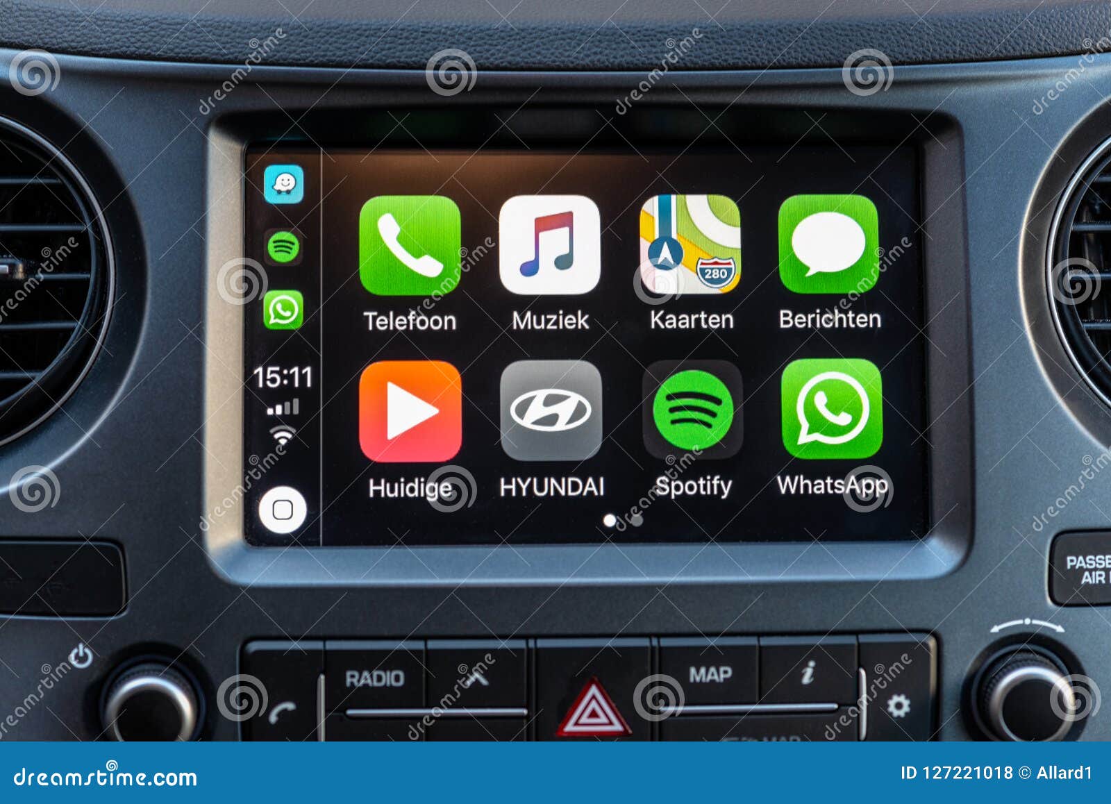 Apps D'Apple CarPlay Sur L'écran Dans Le Tableau De Bord De Voiture Photo  stock éditorial - Image du internet, dashboard: 127221018