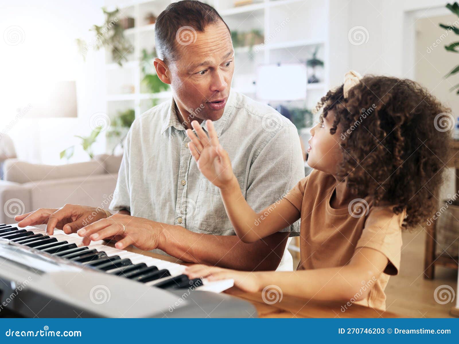 Acordes De Aprendizado De Piano Em Casa Tocando Teclado Digital