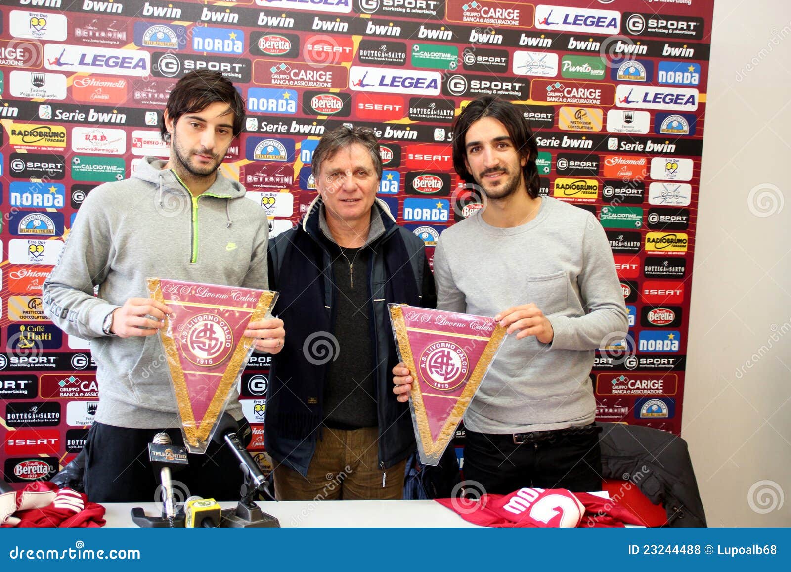 Campeonato Italiano De Futebol Serie B De Livorno Vs Pordenone Imagem  Editorial - Imagem de editorial, fotografia: 159100820