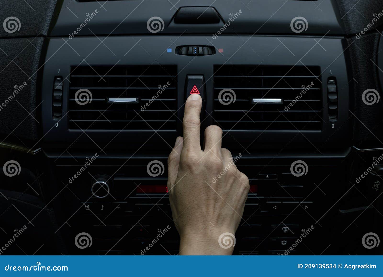 Apretar La Mano Para Presionar La Luz De Emergencia En Los Dedos Del Auto  Para Abrir La Luz De Emergencia Del Contrato En El Coche Foto de archivo -  Imagen de rojo