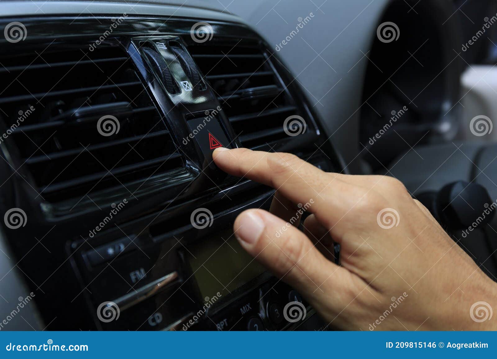 Apretar La Mano Para Presionar La Luz De Emergencia En Los Dedos Del Auto  Para Abrir La Luz De Emergencia Del Contrato En El Coche Foto de archivo -  Imagen de rojo