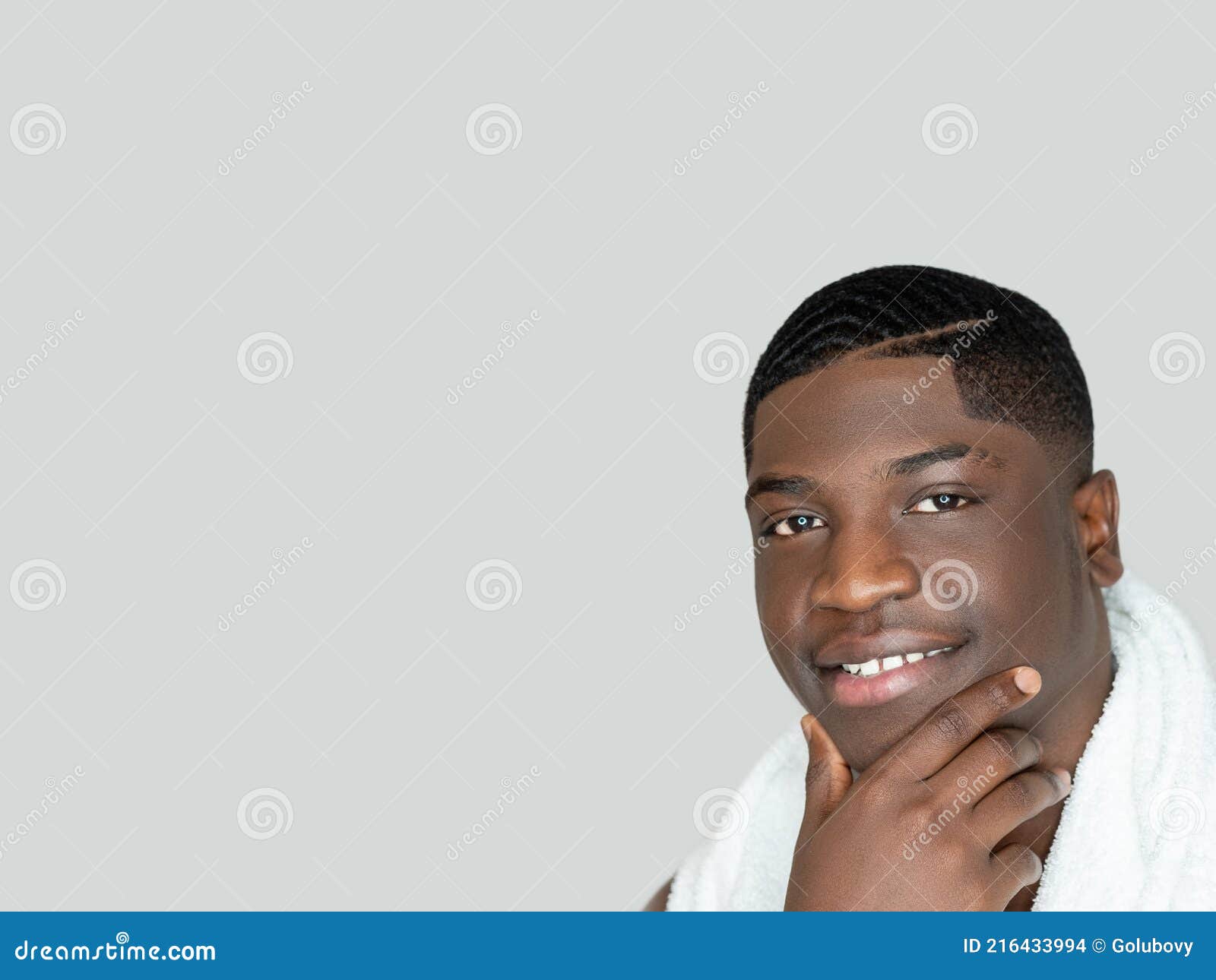 Apuesto Hombre Negro Mañana Acicalamiento Cuidado Facial Foto de archivo