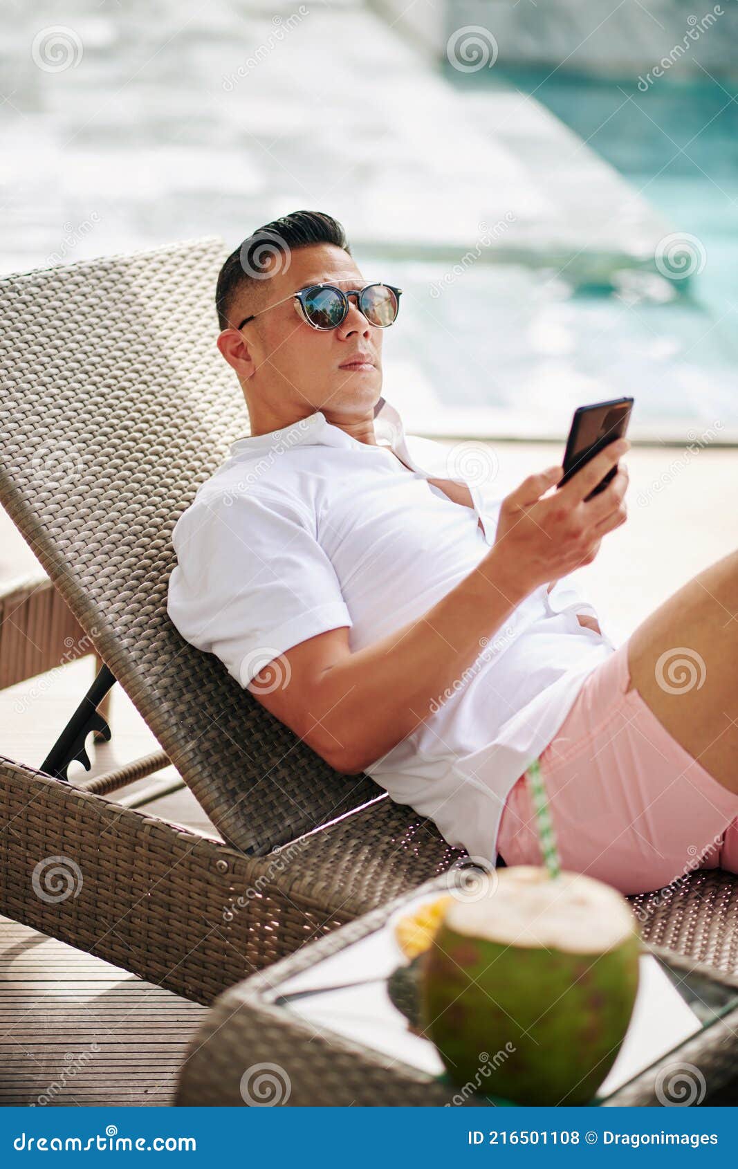 Hombre Con Gafas De Sol En La Piscina · Foto de stock gratuita