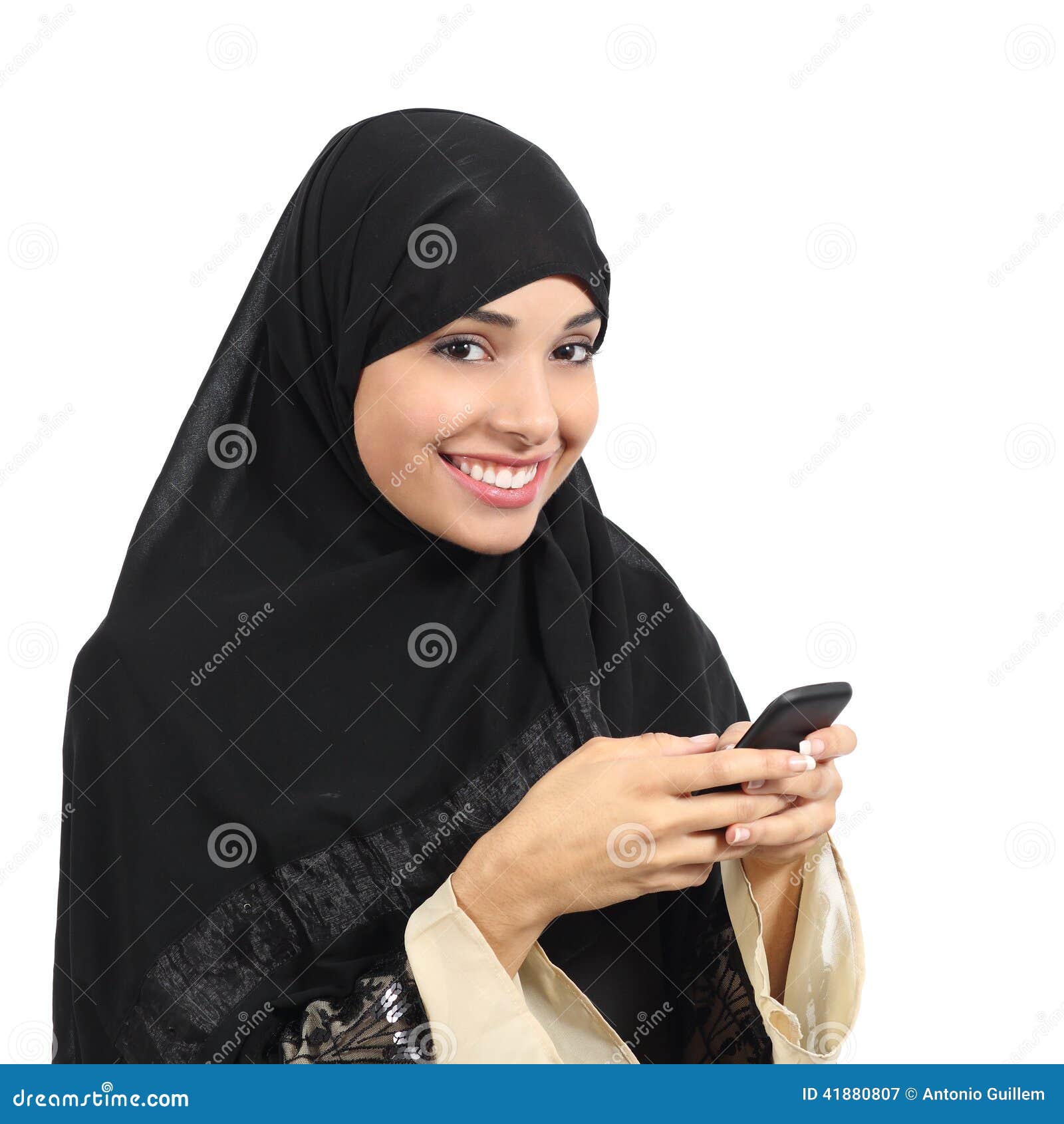 arab saudi emirates smiling woman using a smart phone