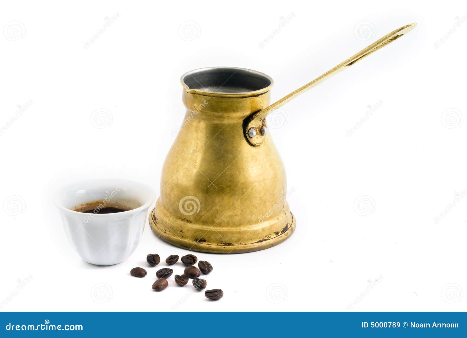 Arabische koffie. De Arabische kleine pot van de koperkoffie met kop en koffiebonen die op wit worden geïsoleerds