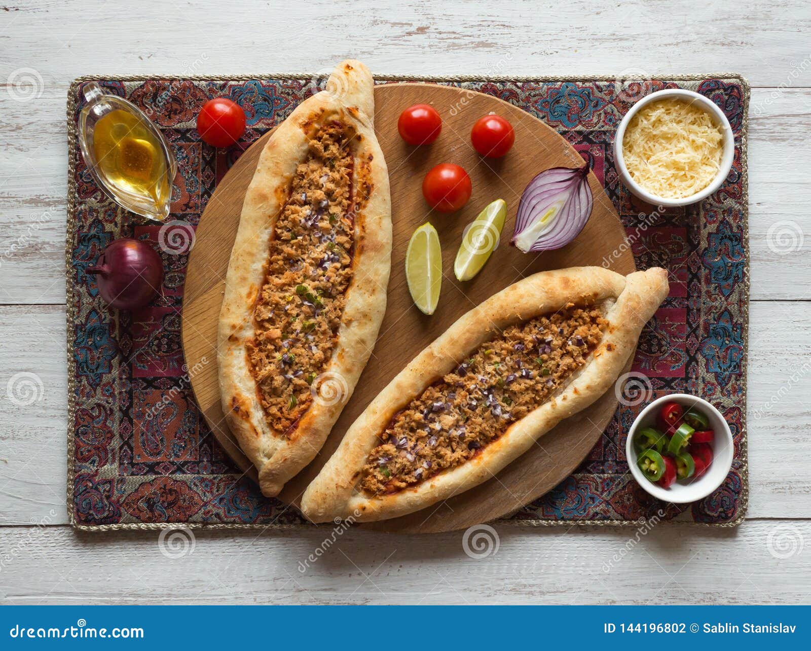 Arabische Pizza Lahmacun Auf Wei?em H?lzernem Hintergrund Stockfoto ...