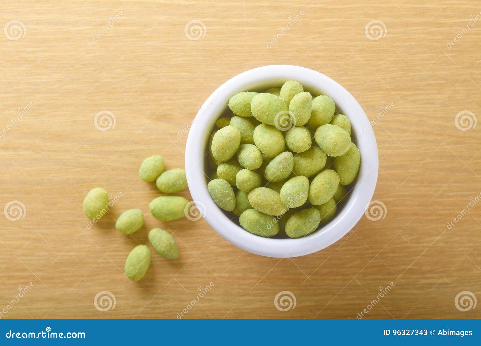 Arachidi Del Wasabi Sulla Tavola Immagine Stock Immagine di tabella