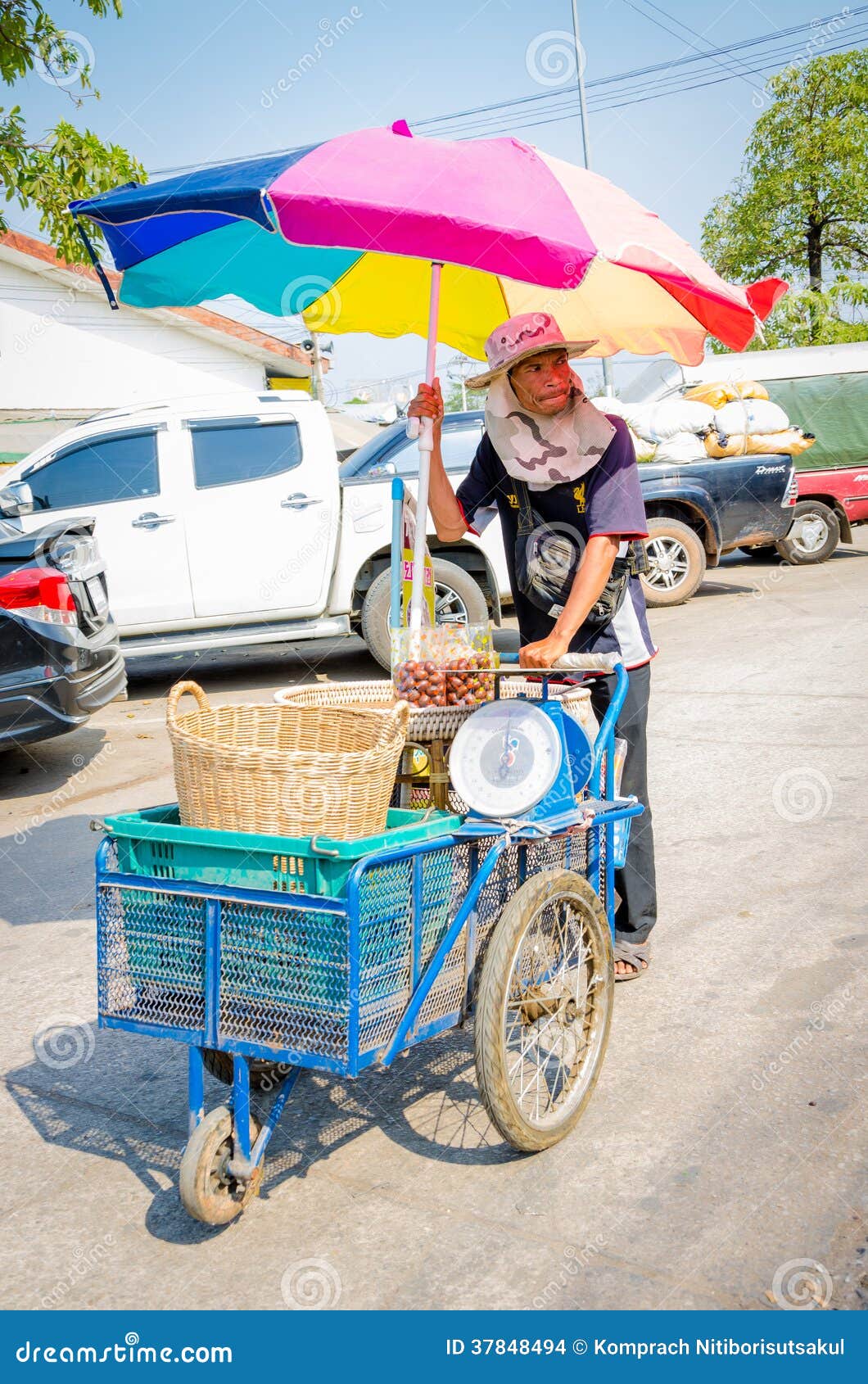 Aranyaprathet, Tajlandia: Mężczyzna kambodżański tramwaj. Mężczyzna cambodians furmanią przy Rong Kluea rynkiem który dołącza Kambodżańska granica. Przy Aranyaprathet, Tajlandia.