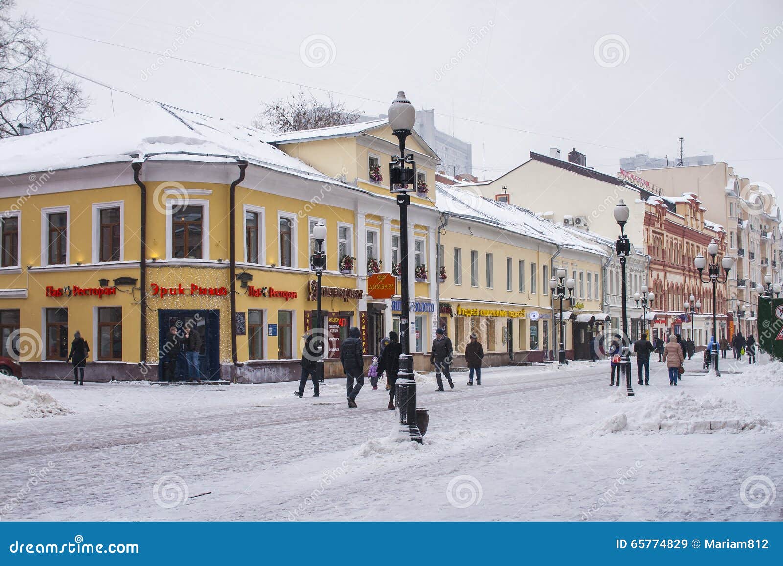 Arbatstraat in Moskou in de winter. Mensen die door centrale Arbat-straat in Moskou in de winterdag lopen