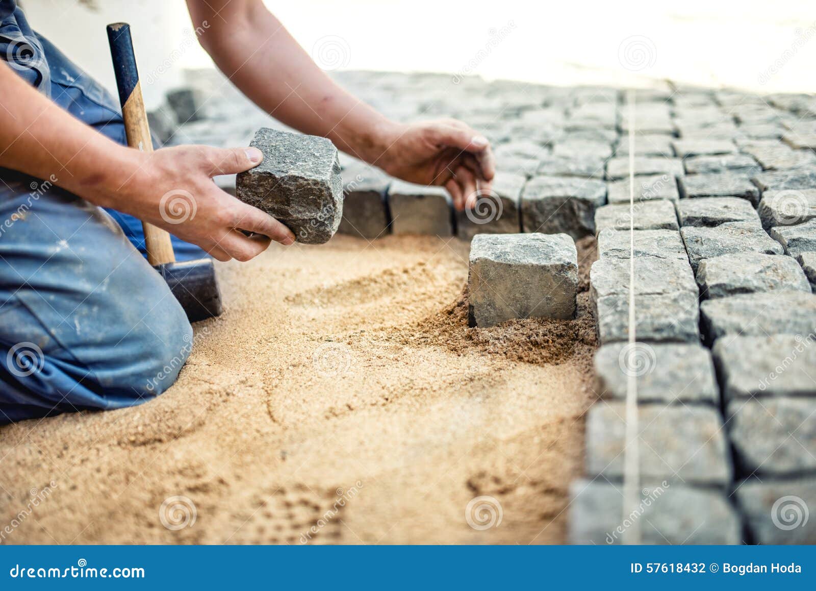 code lekken Verlating Arbeider Die Steentegels Plaatsen in Zand Voor Bestrating, Terras Arbeider  Die De Bestrating Van De Granietkei Plaatsen Bij Lokaa Stock Foto - Image  of openlucht, plakken: 57618432