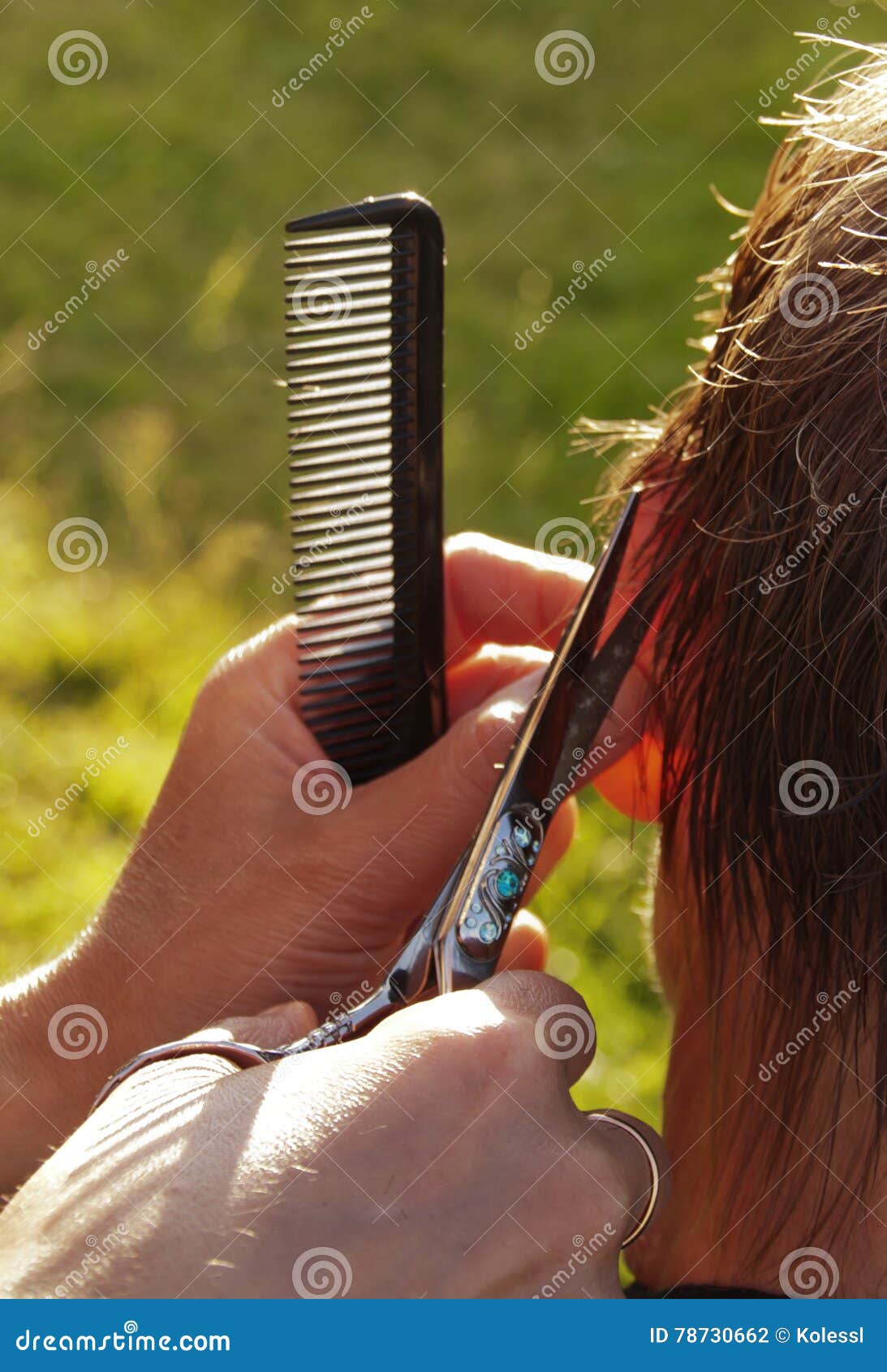 Arbeit des Friseurs. Weibliche Hand, die Scheren und einen Kamm während eines Haarschnitts, Nahaufnahme, draußen hält