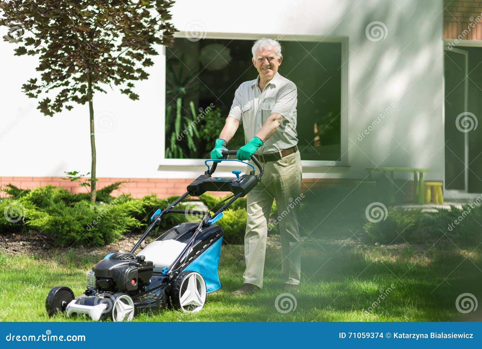 Arbeiten im Garten stockfoto. Bild von gärtner, rasen