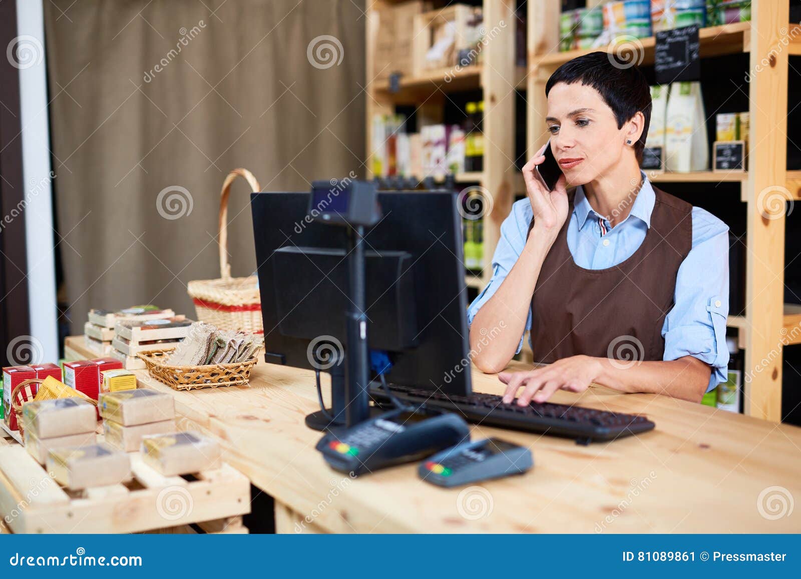 Arbeiten Im Supermarkt Stockbild Bild Von Supermarkt 81089861