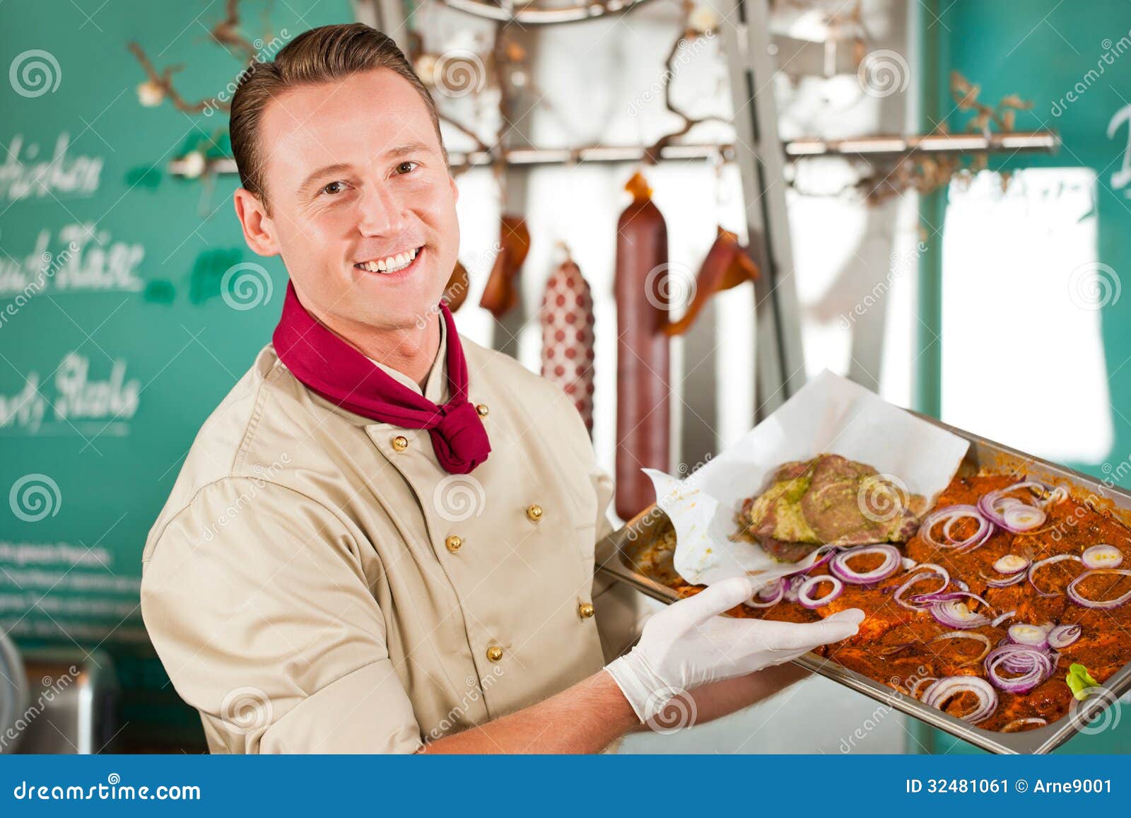 Arbeiten in Metzgerei mit Grillfleisch. Arbeiten in Metzgerei - ein Metzger mit Grillsteaks