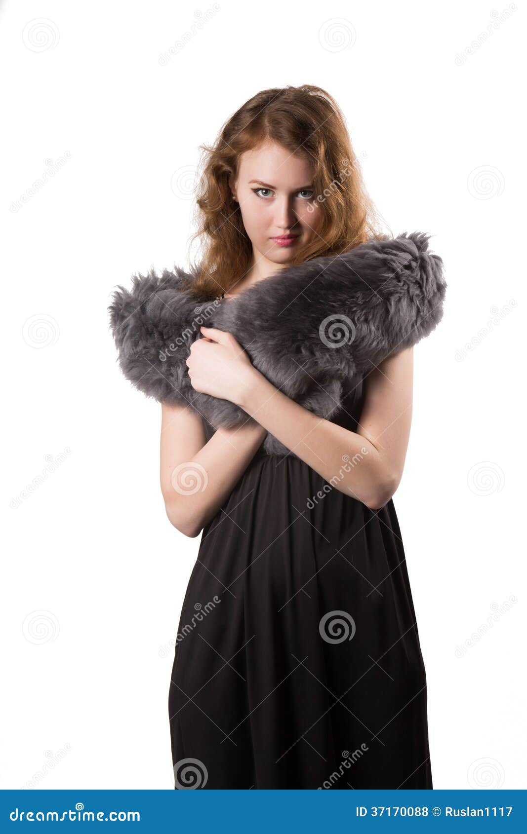 Arbeiten Sie Die Frau Um Die Ein Elegantes Schwarzes Kleid Mit Stiefel Und Winterpelzhut Tragt Stockfoto Bild Von Frau Elegantes