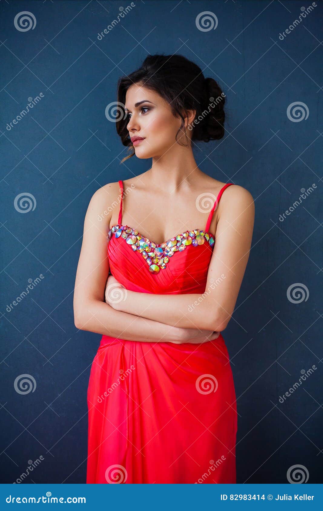 Arbeiten Sie Foto schöner Dame im eleganten Abendkleid um. Schönheit im eleganten Abendkleid Berufsmake-up und Frisur Vollkommene Haut Art und Weisefoto