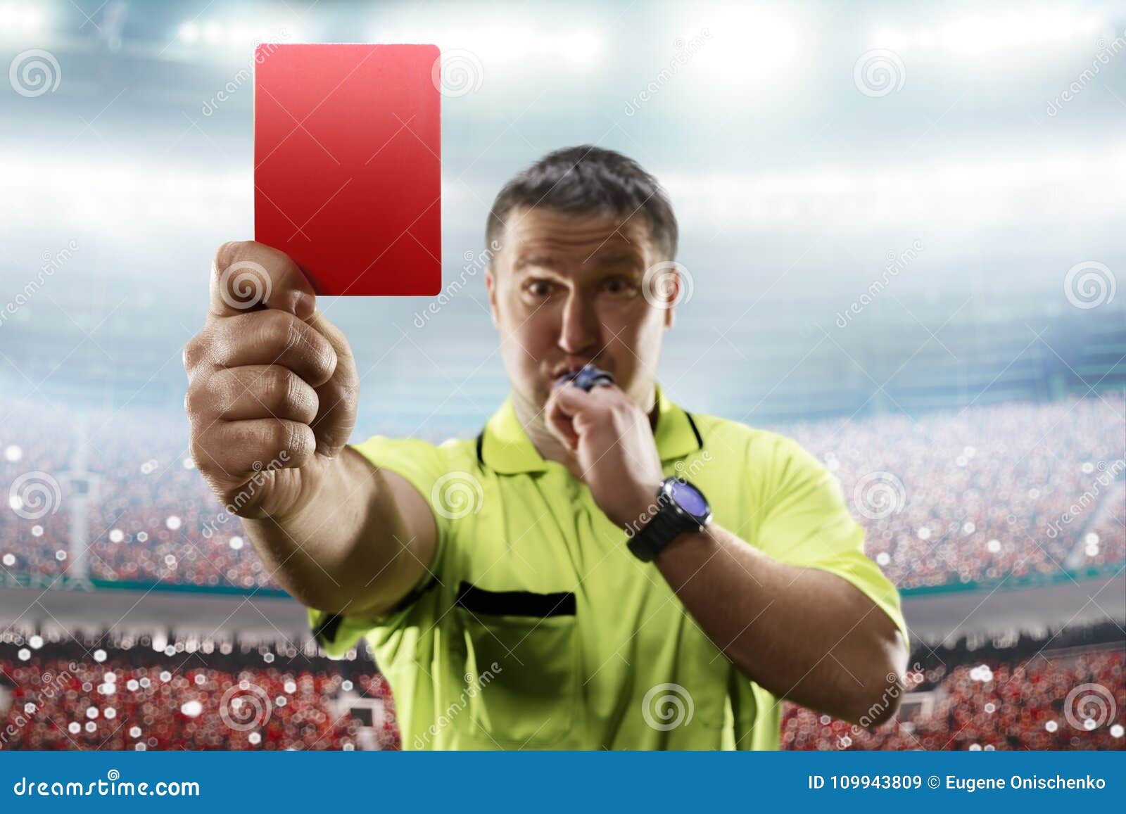 Arbitro Che Mostra Il Cartellino Rosso Nello Stadio Di Calcio Immagine  Stock - Immagine di scioglimento, aperto: 109943809