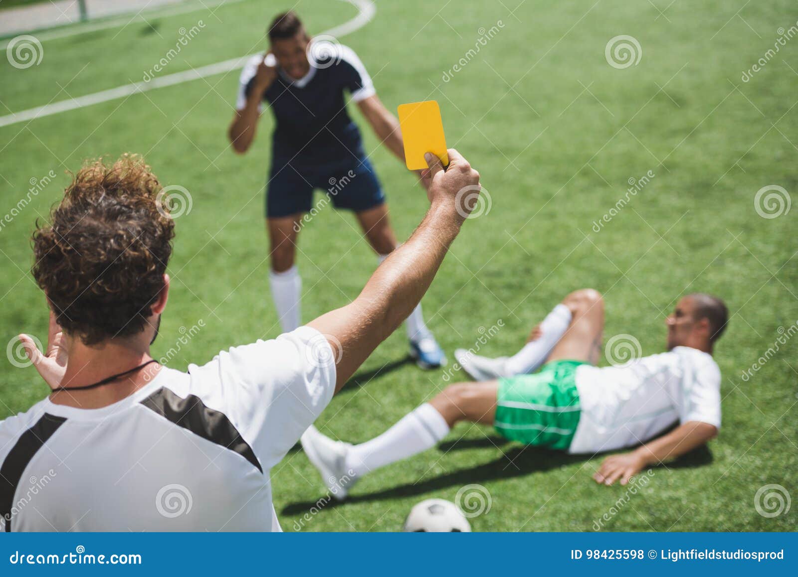 Arbitro Di Calcio Che Mostra Cartellino Giallo Ai Giocatori Durante Il Gioco  Fotografia Stock - Immagine di ferita, sportivi: 98425598