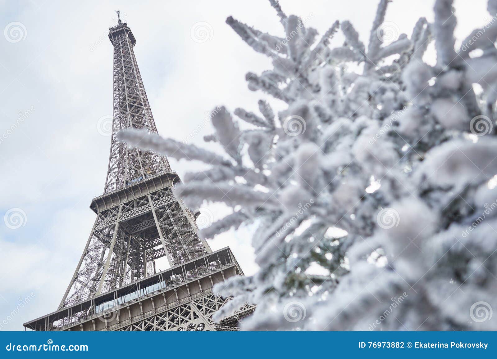 Arbre De Noël Couvert De Neige Près De Tour Eiffel Photo