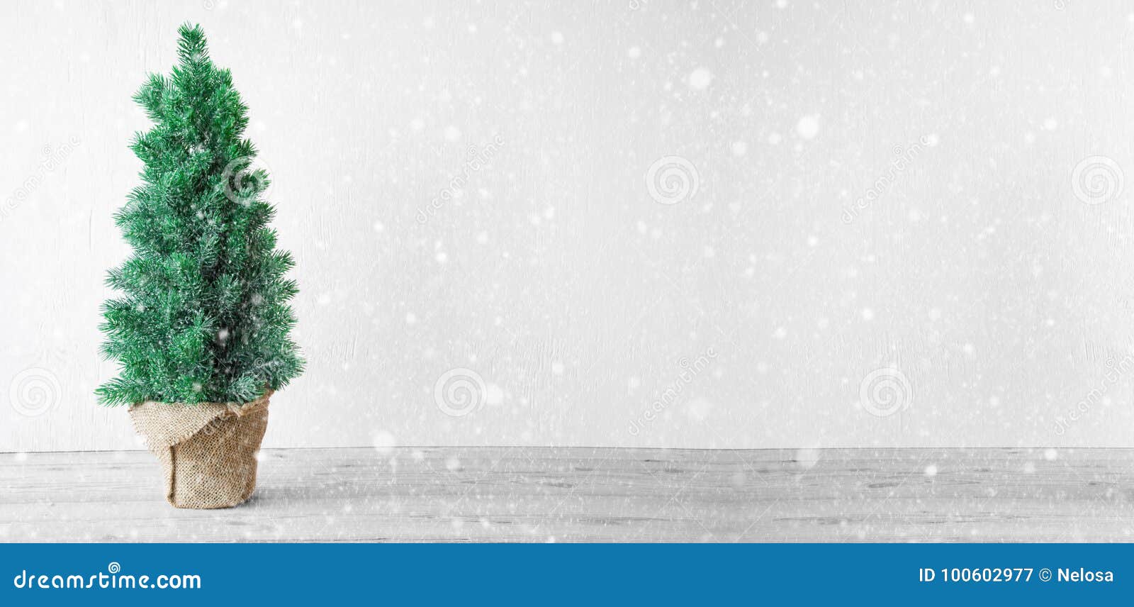 Arbre De Noël, Gray Cement Background, L'espace De Copie, Flocons De