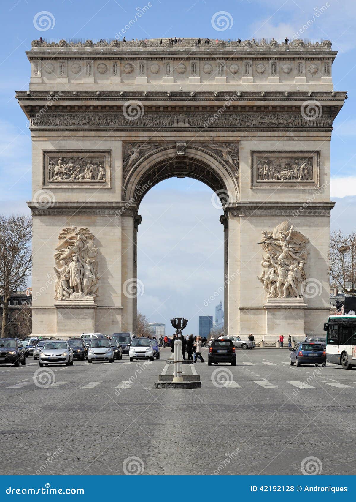 Arc de Triomphe i Paris. Nära vägsikt av Arc de Triomphe (triumf- båge), på det västra slutet av mästare-Ã‰ lysÃ©esna (elyseiska fält), Paris, Frankrike