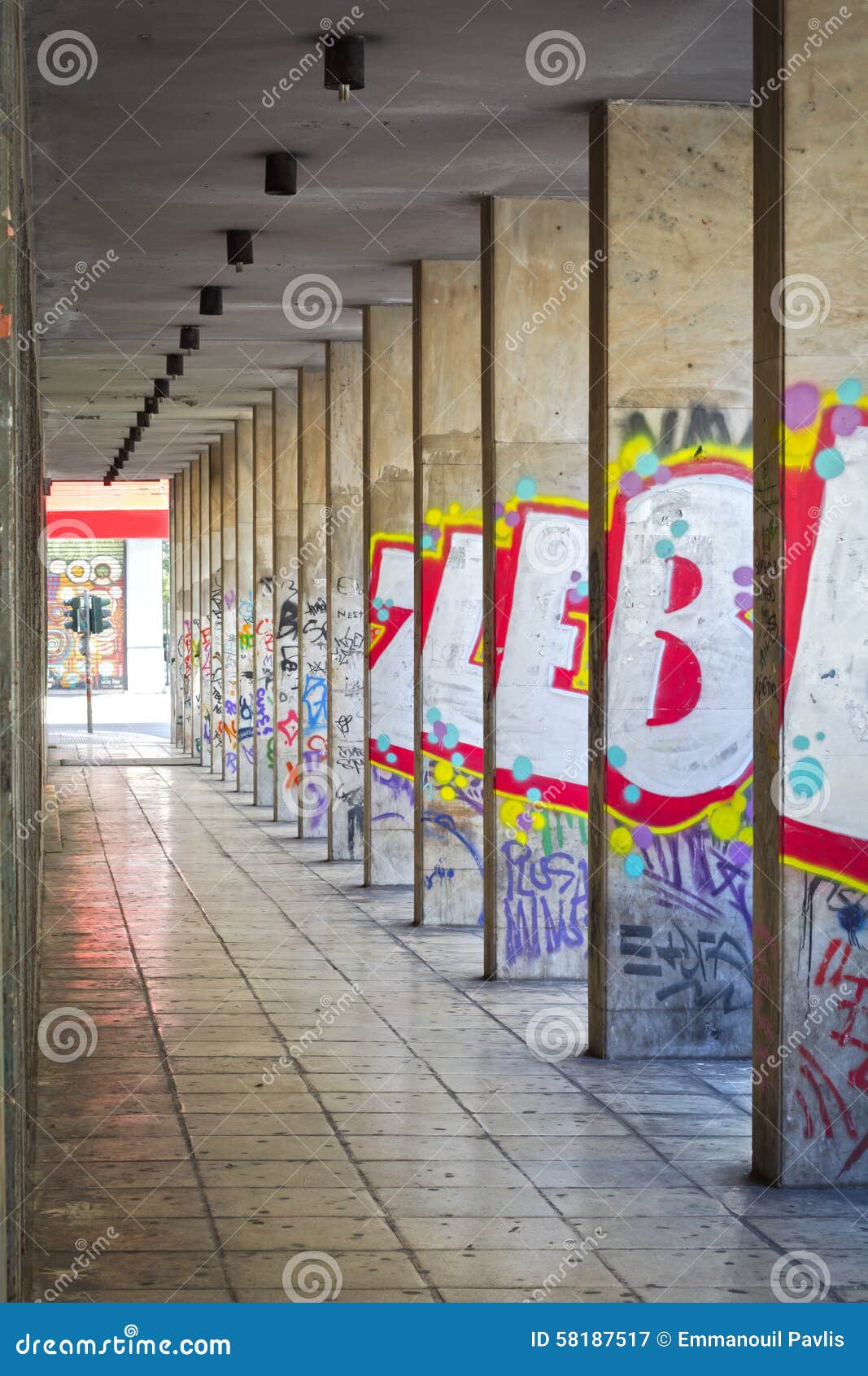 Arcade de ville. Vue d'une arcade avec le graffiti de mur Centre de ville d'Athènes, Grèce