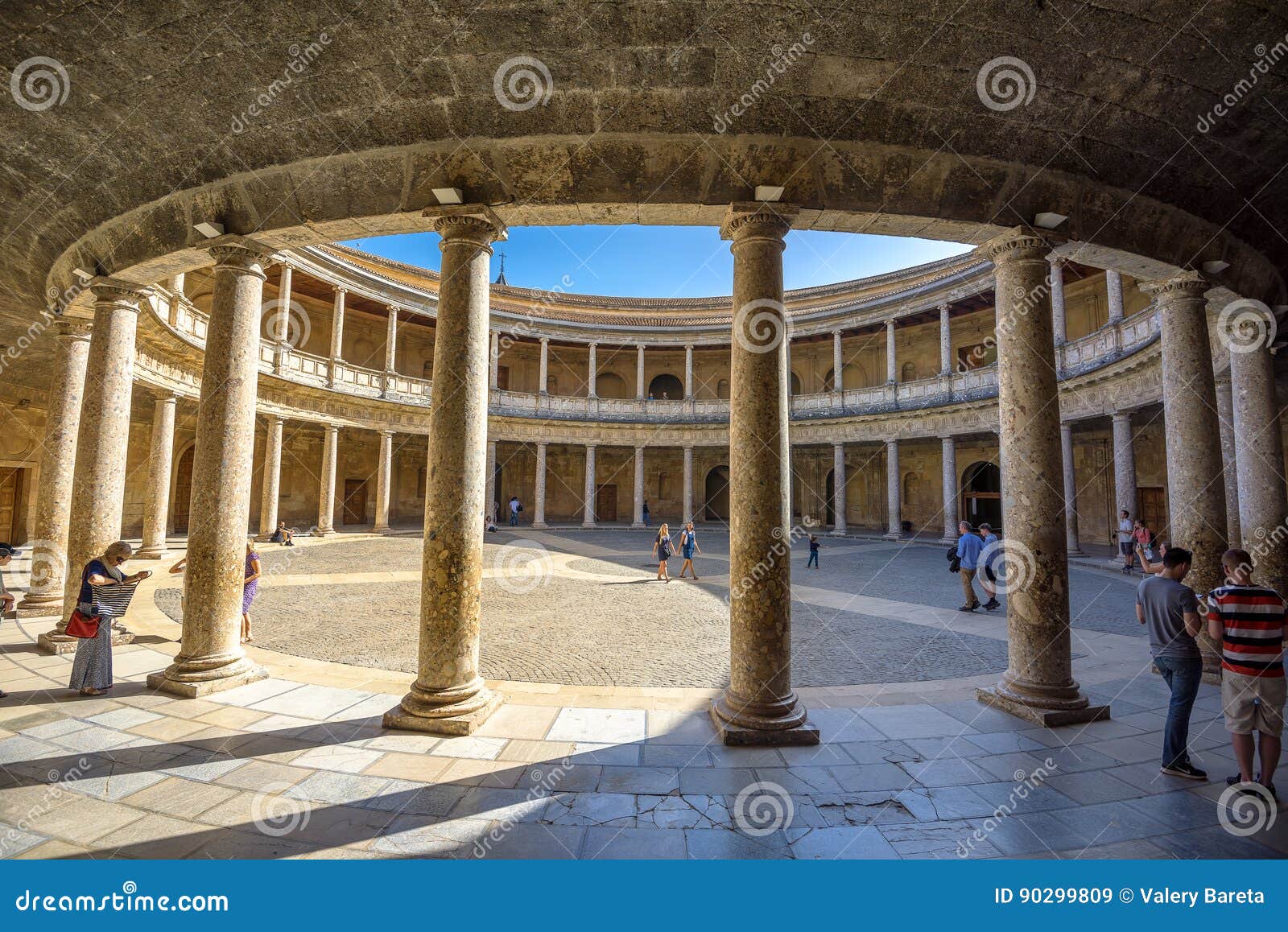 Arcade met kolommen van Alhambra paleis Charles V in Granada en. GRANADA, SPANJE - OKTOBER 28.2016: Atrium met kolommen van Alhambra paleis Charles V {Palacio DE Carlos V in La Alhambra Granada, Spanje