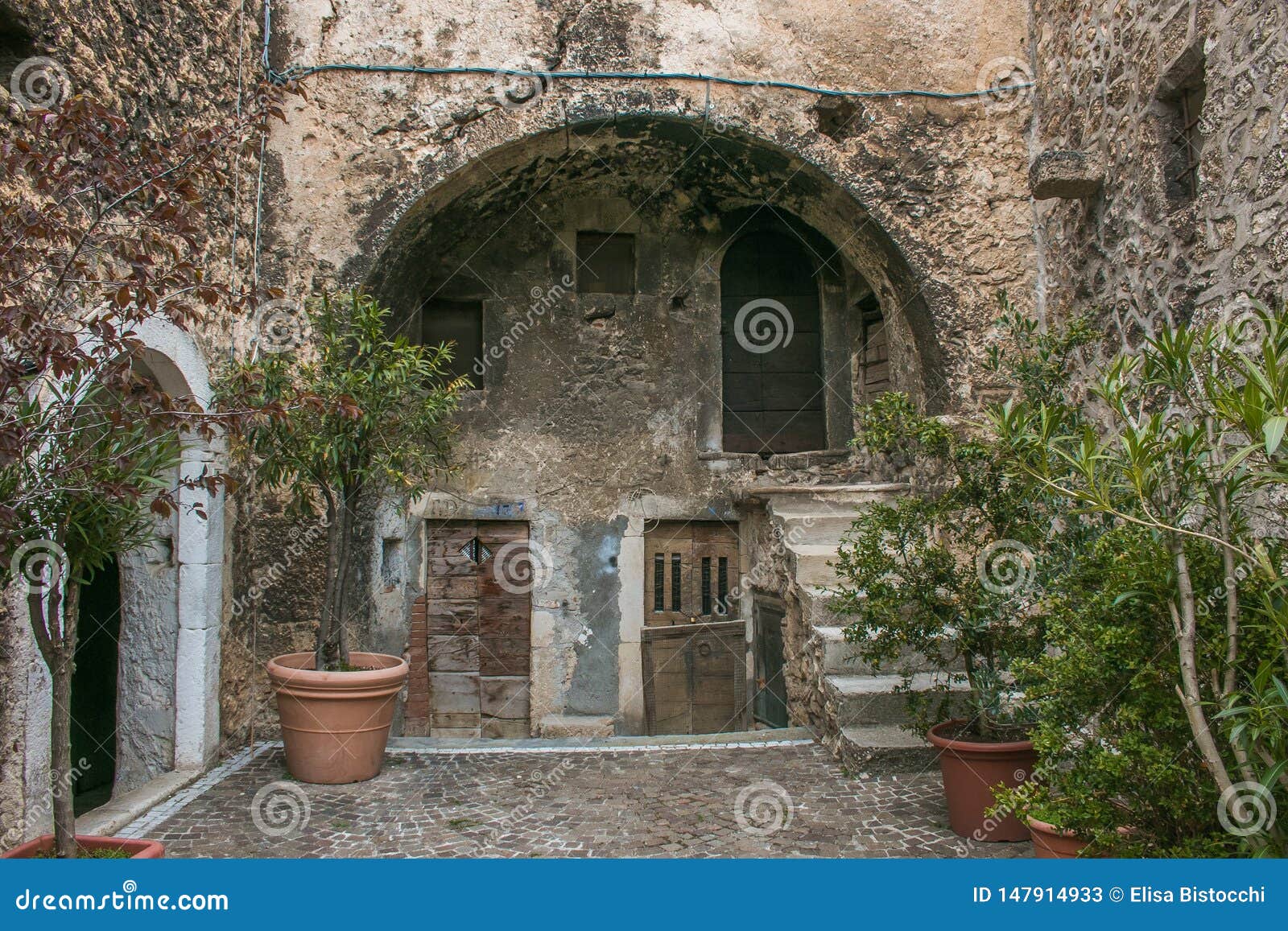 arch in the historic center of santo stefano di sessanio in abruzzo