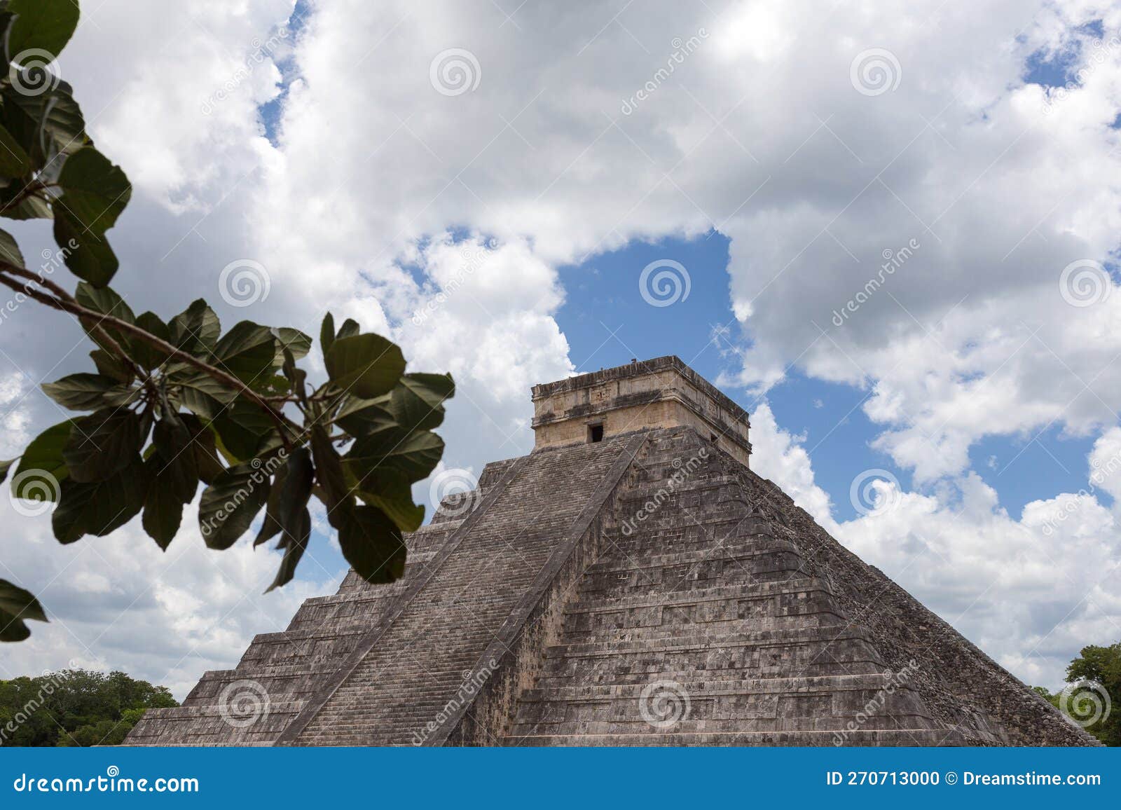 pyramid of kukulkan in chichÃ©n itzÃ¡ - mÃ©xico, yucatÃ¡n