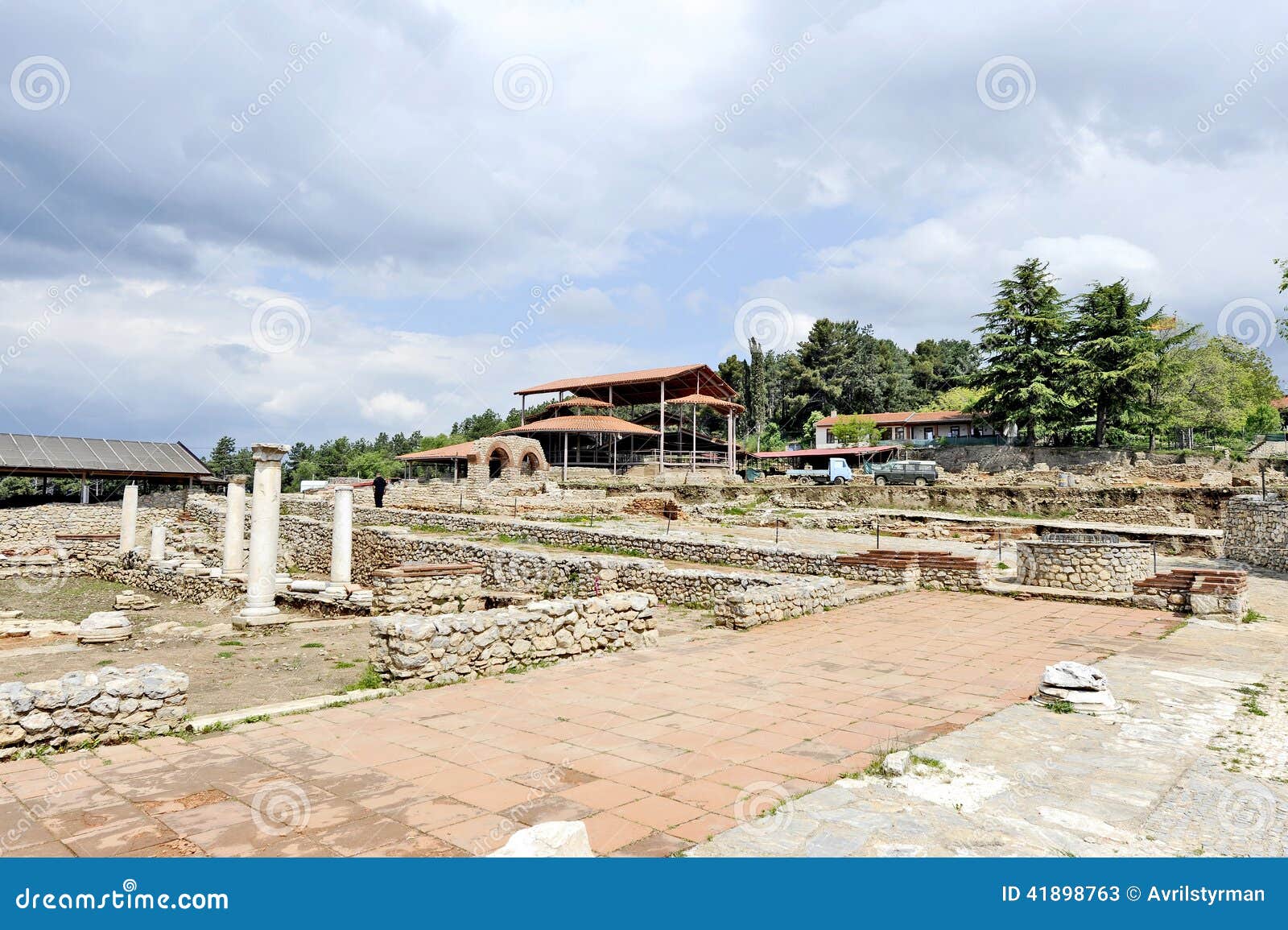 Archeologische plaats rond onlangs gebouwde St Clements Church. OHRID, MACEDONIË, 18 MEI, de Archeologische plaats van 2011 rond onlangs gebouwde St Clements Church in Ohrid, Macedonië, op 18 Mei, 2011