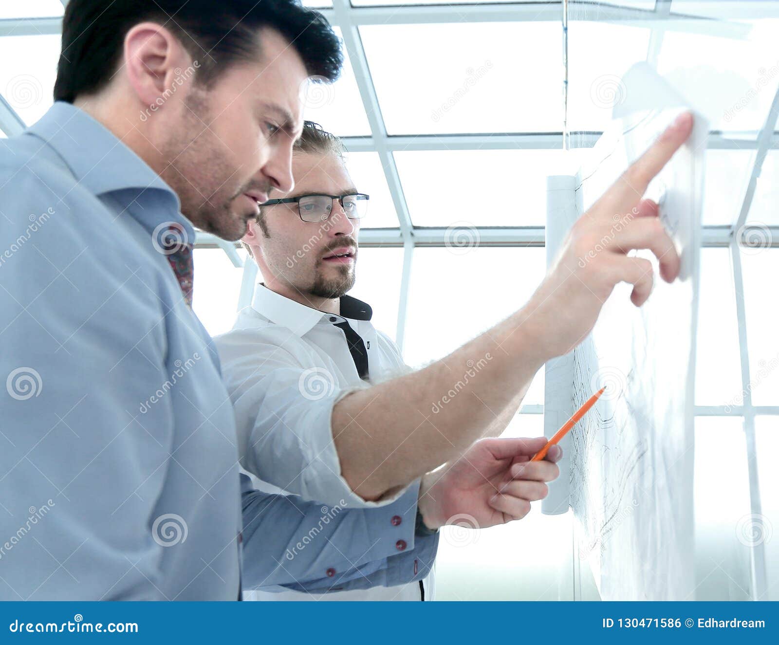 architect and client discussing the project on an electronic screen