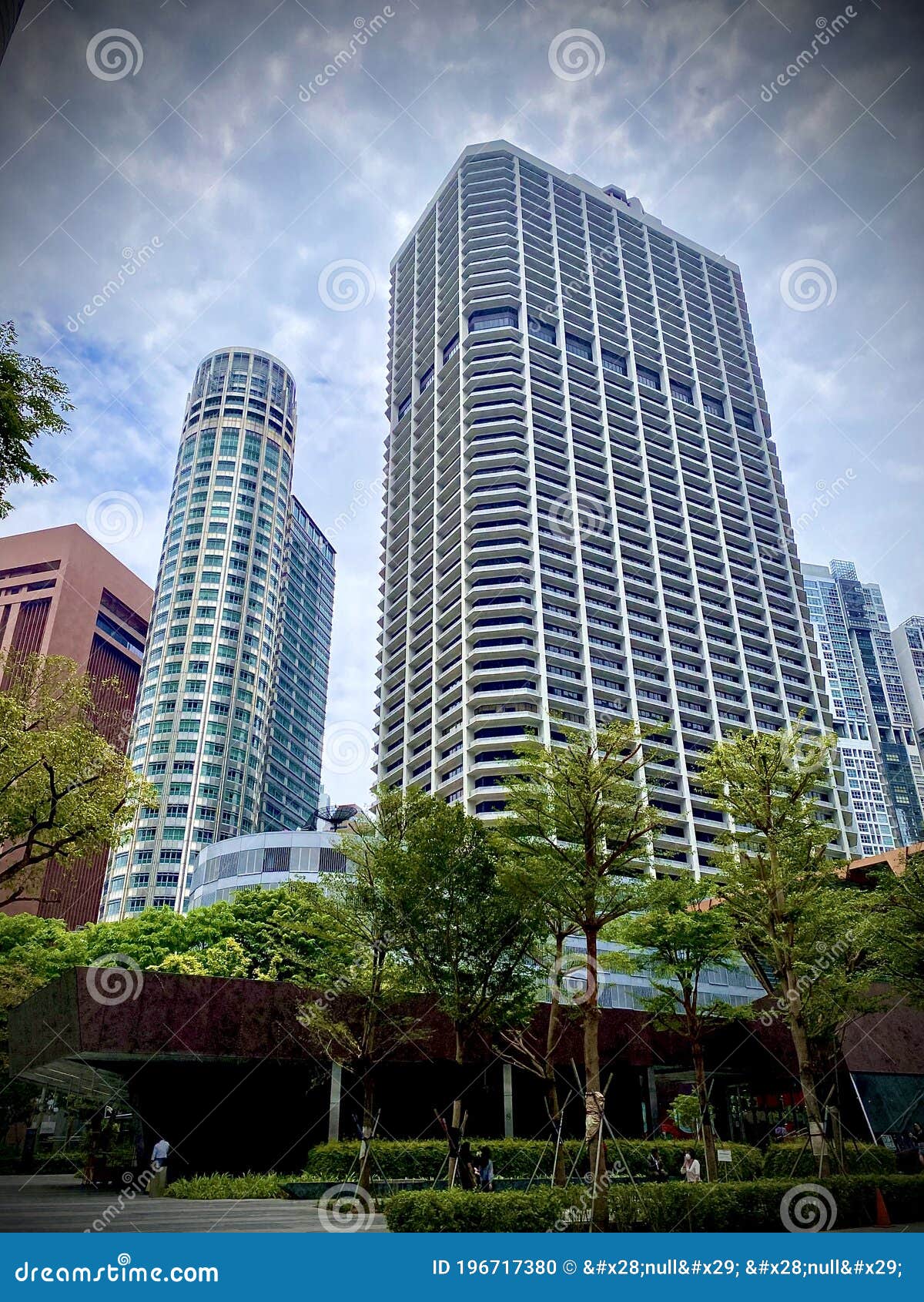 architecture- business tower, fisheye lens effect. tanjong pagar, international plaza, singapore. 15. september 2020.