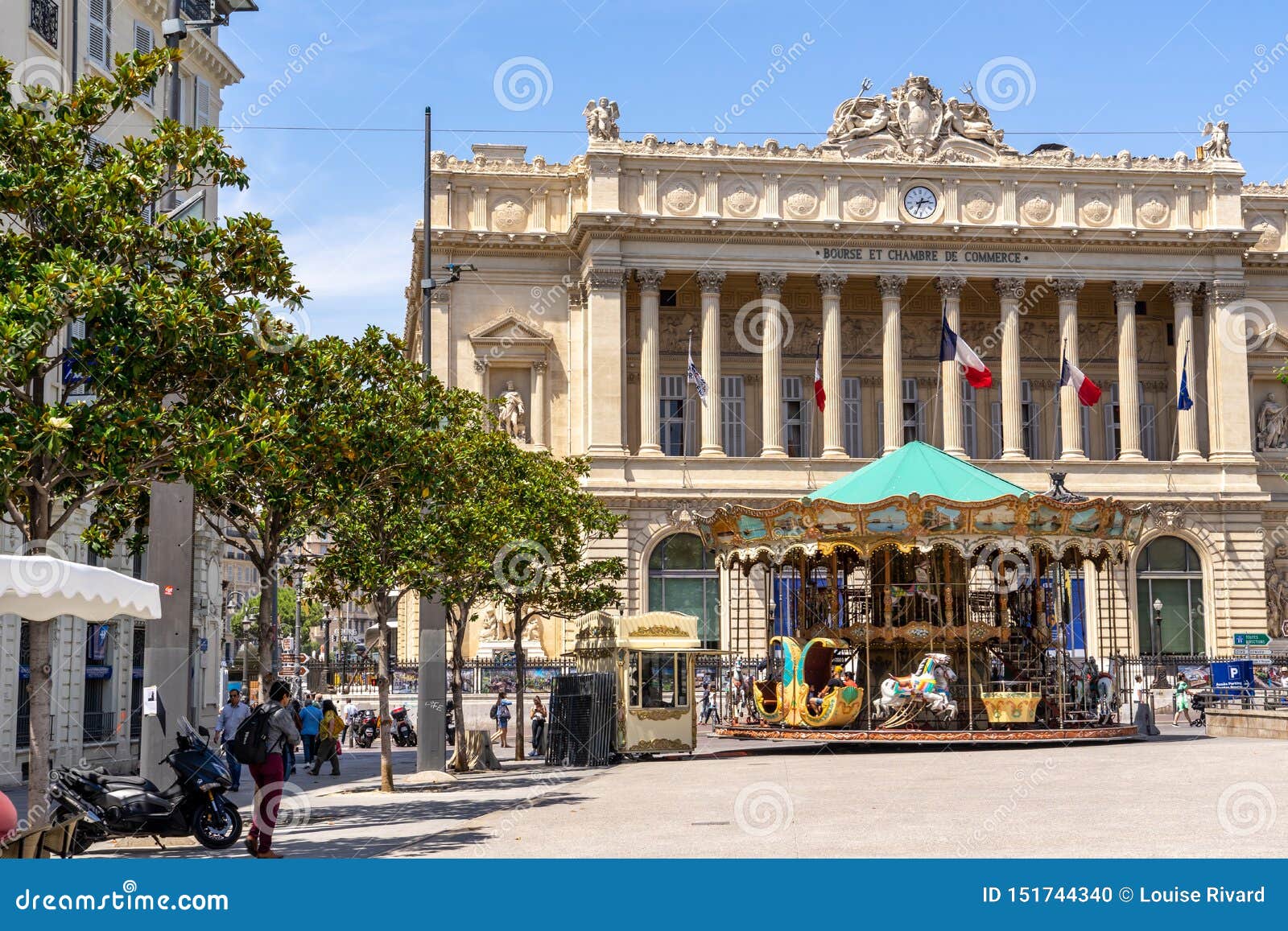 https://thumbs.dreamstime.com/z/architecture-de-b%C3%A2timent-bourse-des-valeurs-marseille-le-carrousel-attend-enfants-apr%C3%A8s-%C3%A9cole-devant-%C3%A0-au-sud-la-france-151744340.jpg