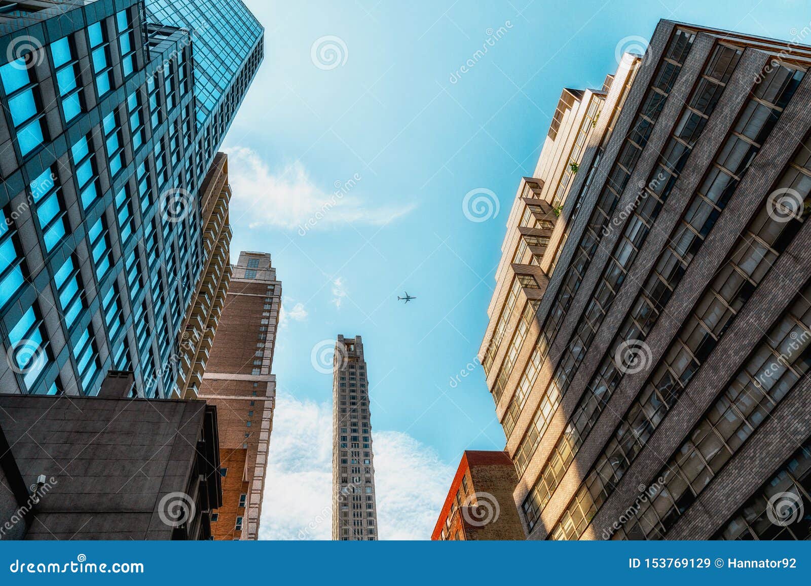 Nếu bạn là một người yêu kiến trúc, thì không thể bỏ qua những công trình ngắm từ trên cao tại thành phố New York. Hình ảnh kiến trúc New York đẹp lung linh sẽ giúp bạn khám phá những chi tiết tinh xảo của lối kiến trúc độc đáo của thành phố này.