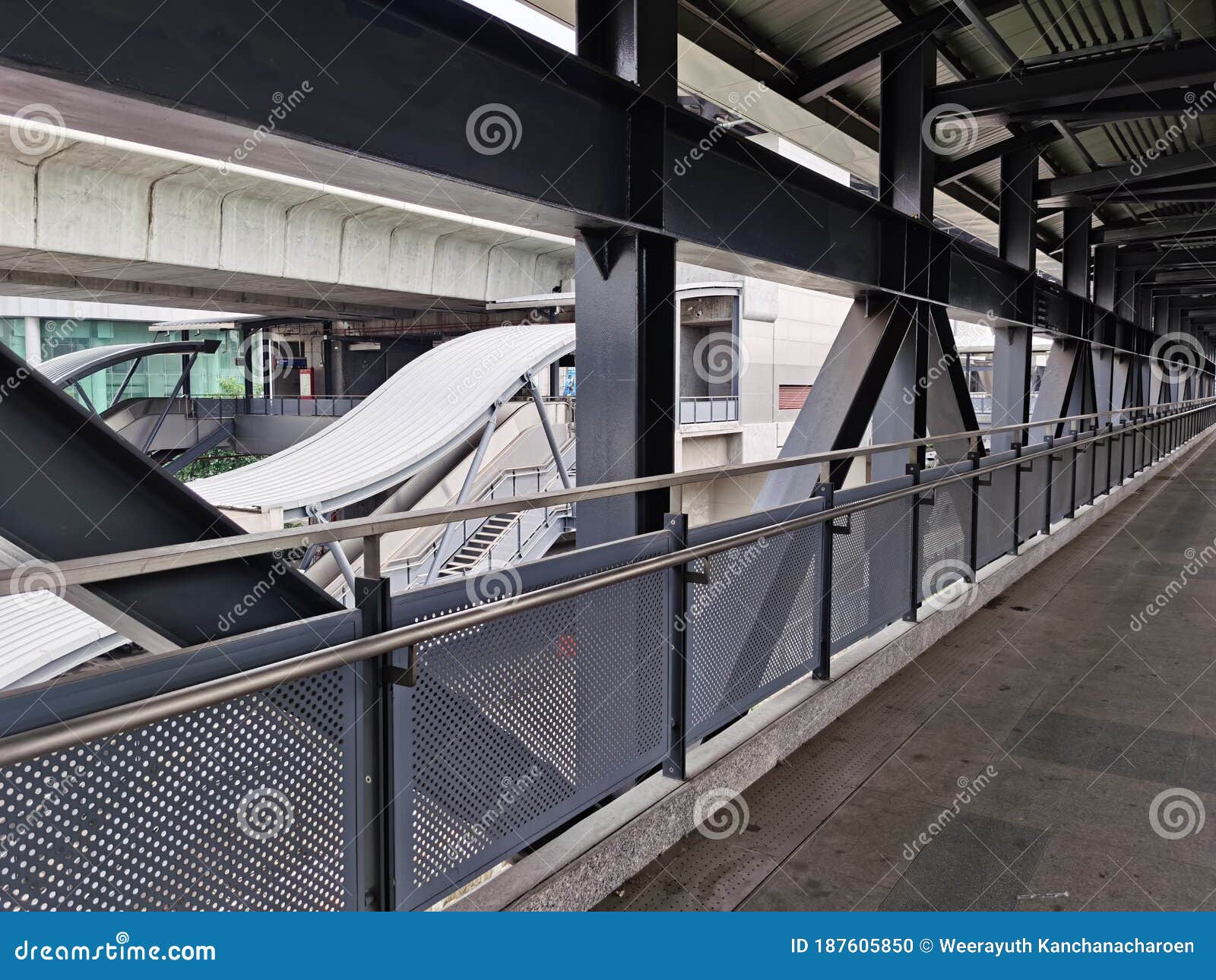 Architectuur Bouw Van Roltrappen Voor Roltrappen En Rolbrug Over De Weg ...