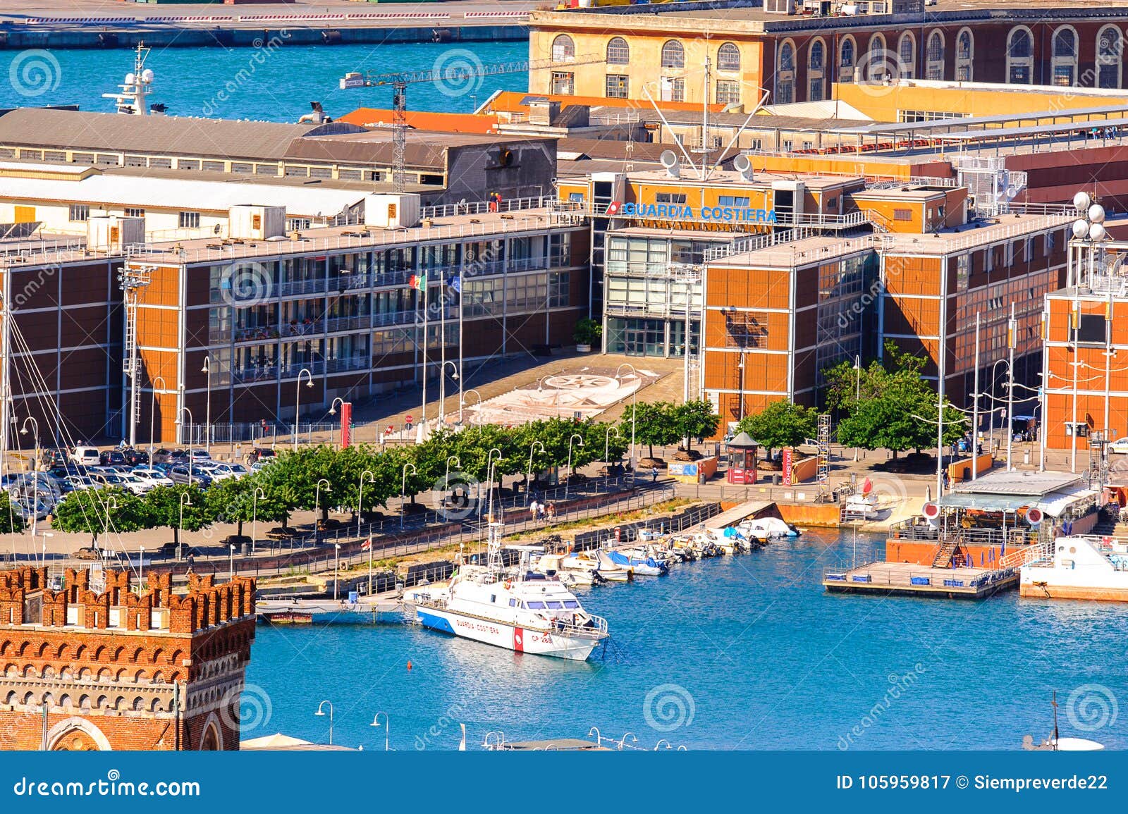 Architektur von Genua, Italien. GENUA, ITALIEN - 4. MAI 2016: Vogelperspektive des alten Hafens von Genua Genua ist die Hauptstadt von Ligurien und von Sixth - größte Stadt in Italien