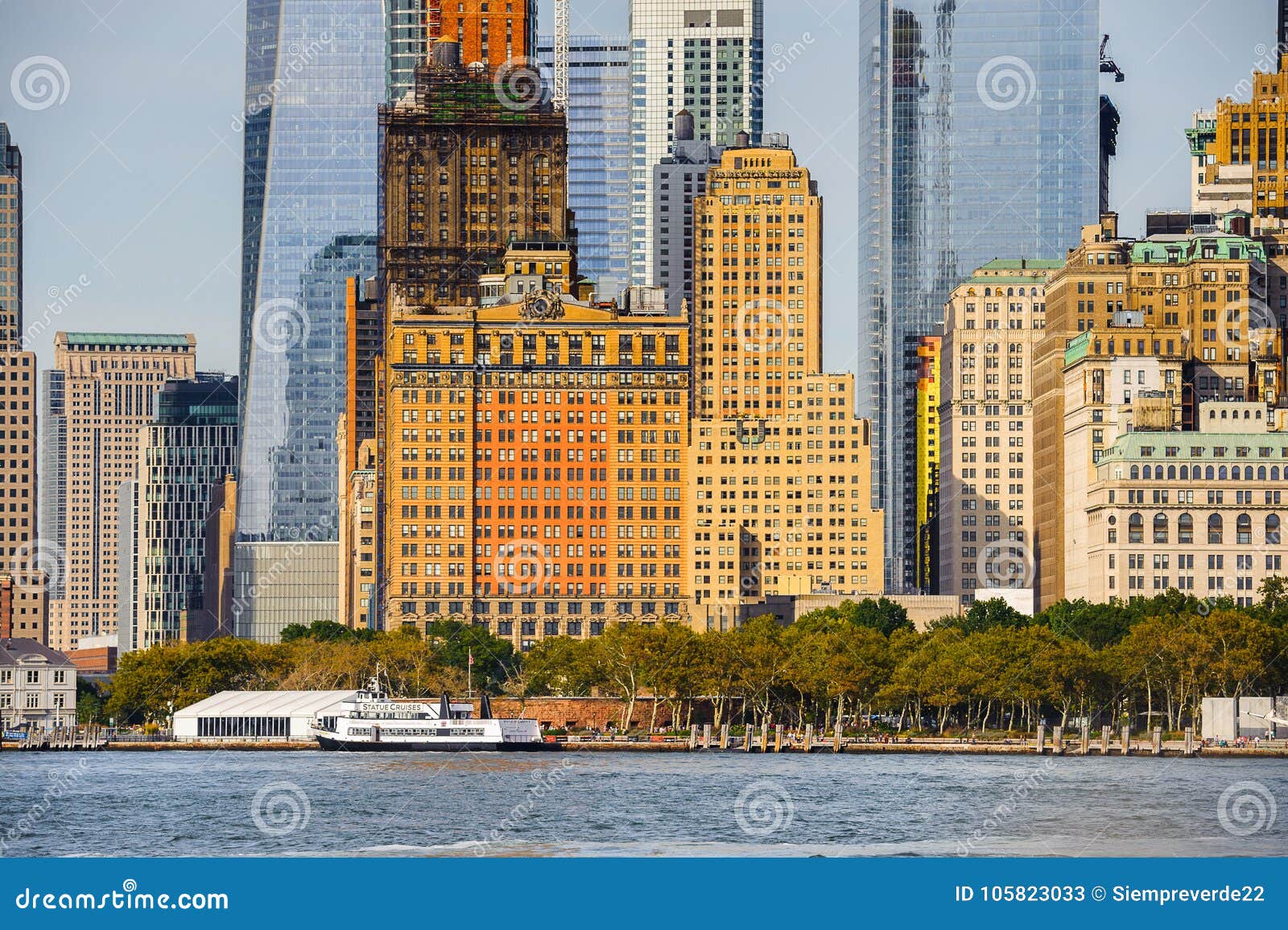 Architektur von Manhattan, New York, USA. NEW YORK, USA - 25. SEPTEMBER 2015: Architektur von Manhattan, New York City, USA New York ist die einwohnerstarkste Stadt in den Vereinigten Staaten