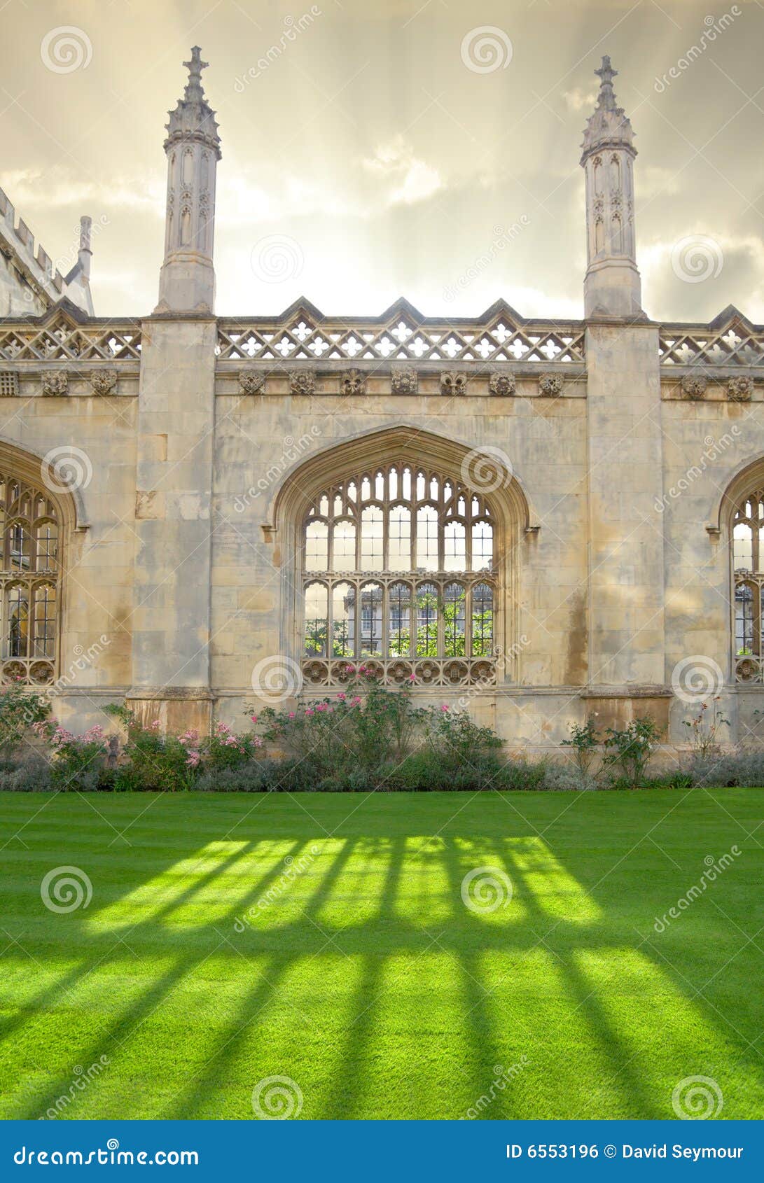 Architettura nell'Università di Cambridge, Inghilterra. Parete dei re College con la finestra che lancia bella luce solare.