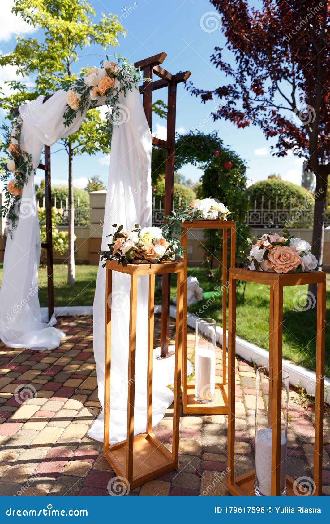 Arco Da Matrimonio Con Fiori Nel Cortile Fotografia Stock