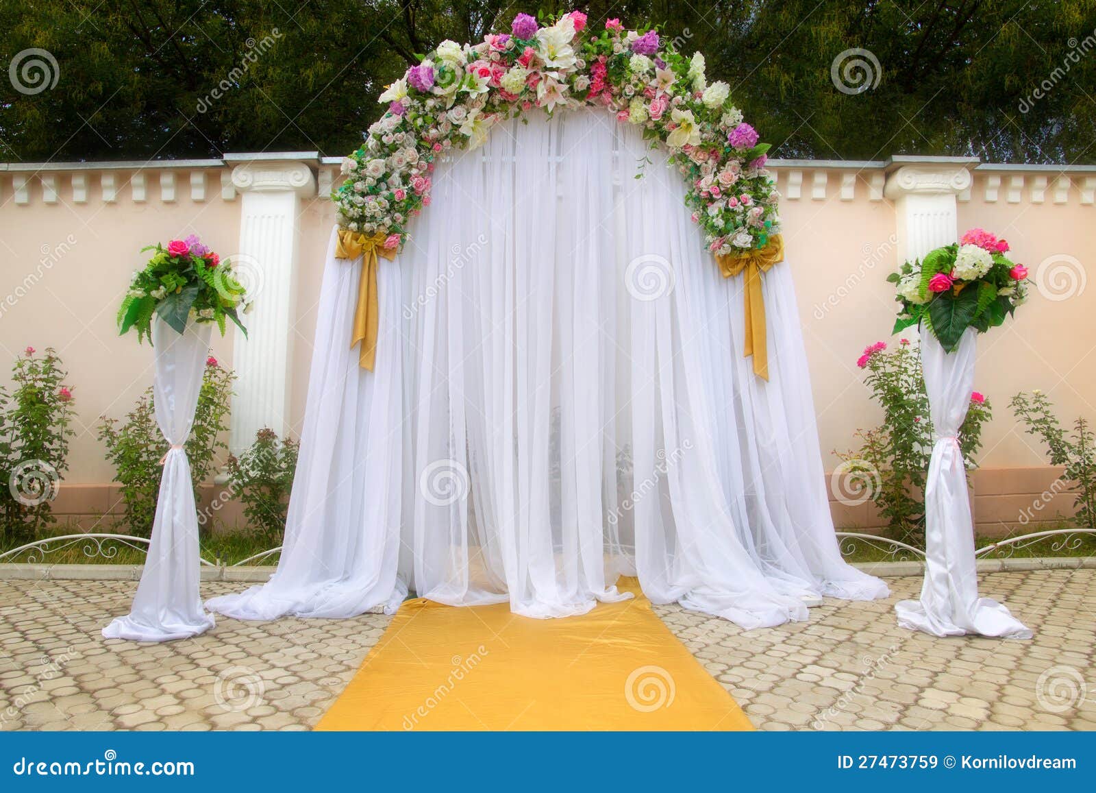 Arco De La Boda Con Las Flores Imagen de archivo - Imagen de blanco, arco: 27473759 Arco De La Boda Con Las Flores Imagen de archivo - Imagen de blanco, arco: 27473759